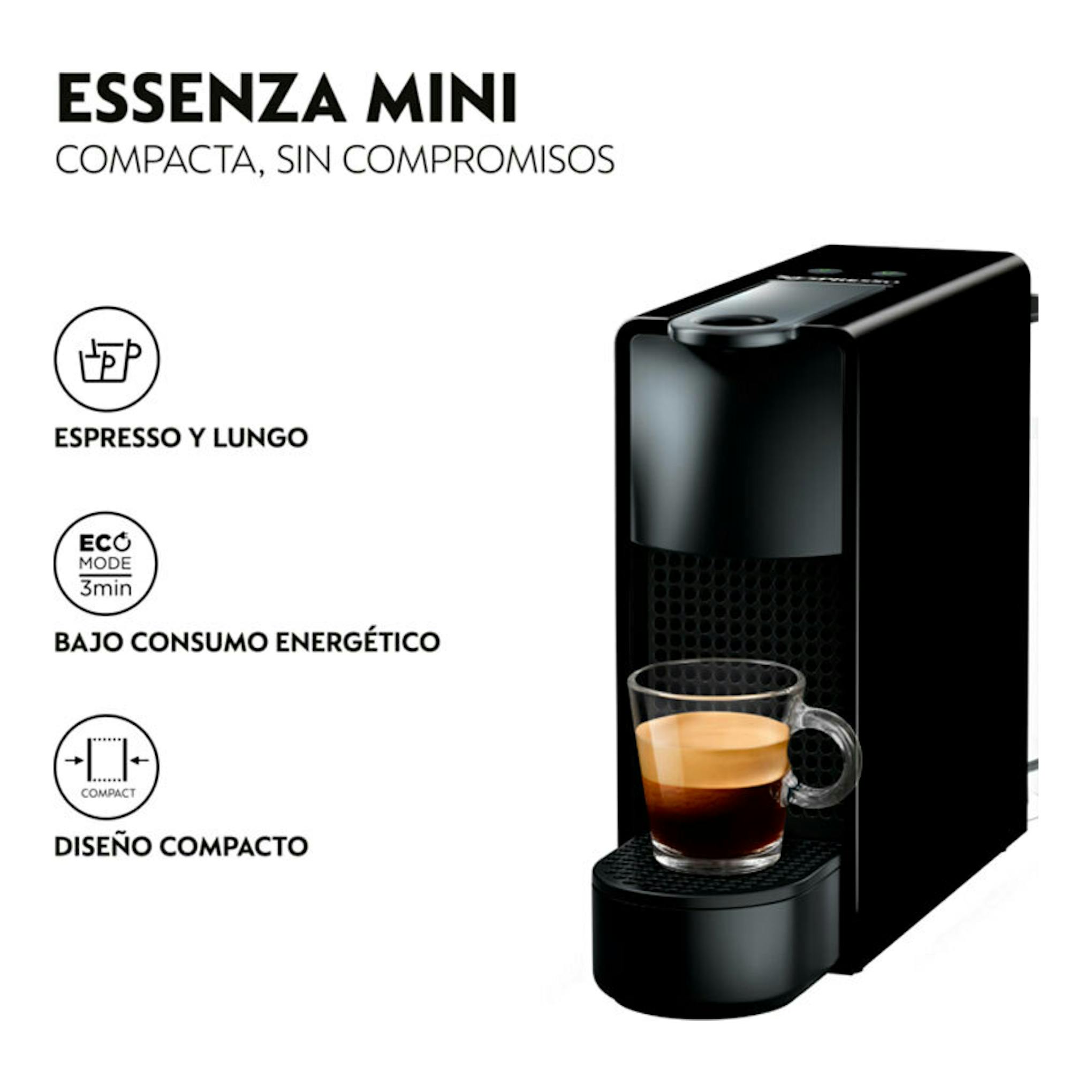 Krups Nespresso Essenza Mini XN1108RD negra, vista frontal en ángulo, con taza de café sobre la bandeja.
