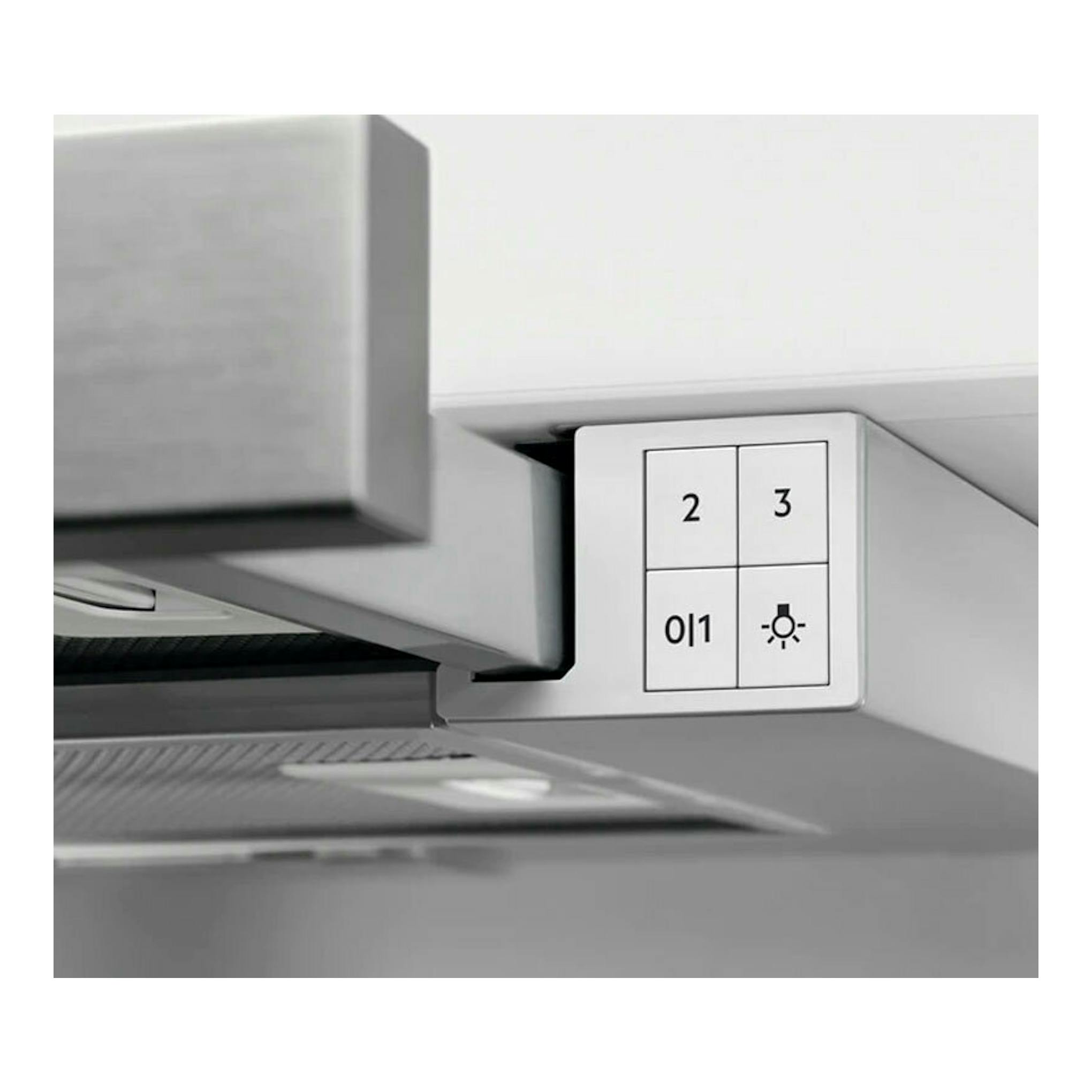 Campana AEG DPB3632S de acero inoxidable, vista en primer plano del panel de mandos con botones y luz.