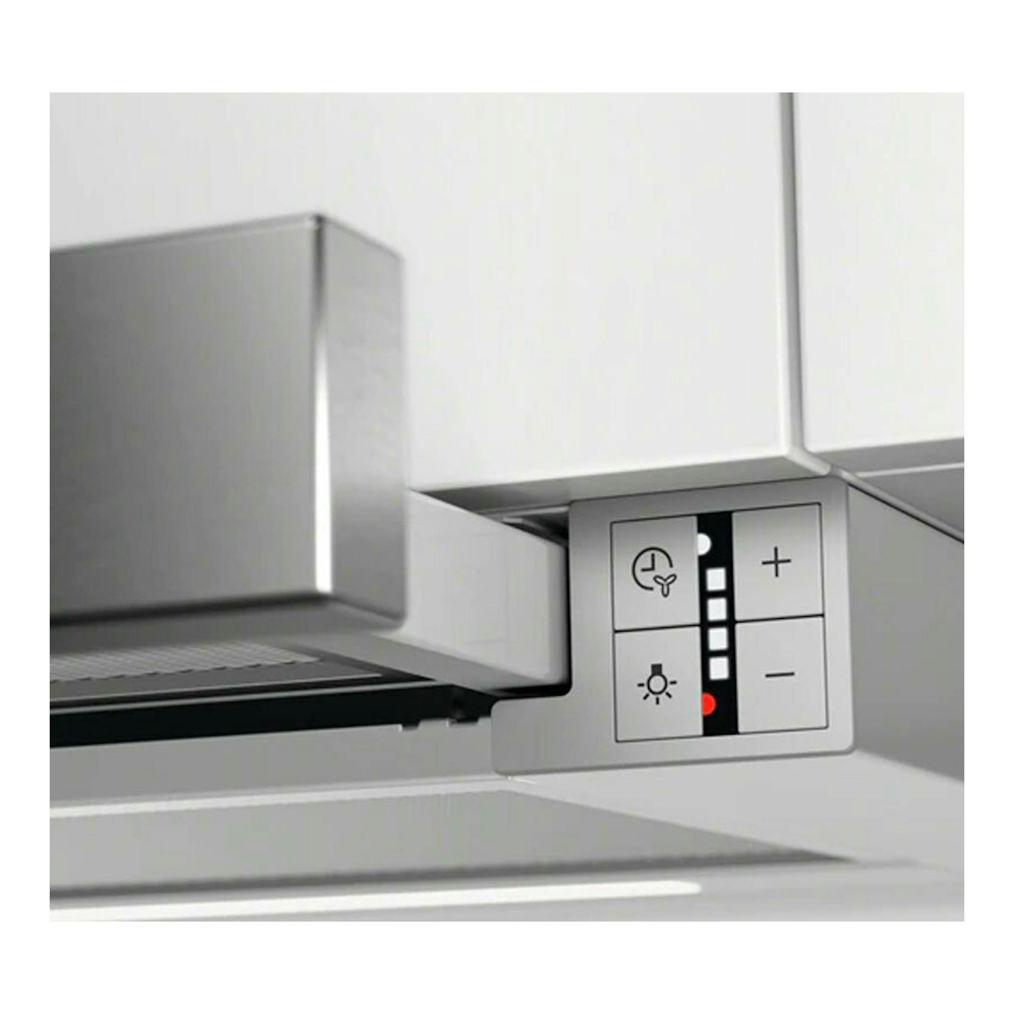 Campana AEG DPE5960M de acero inoxidable, vista frontal parcial con panel táctil y botones + y -.