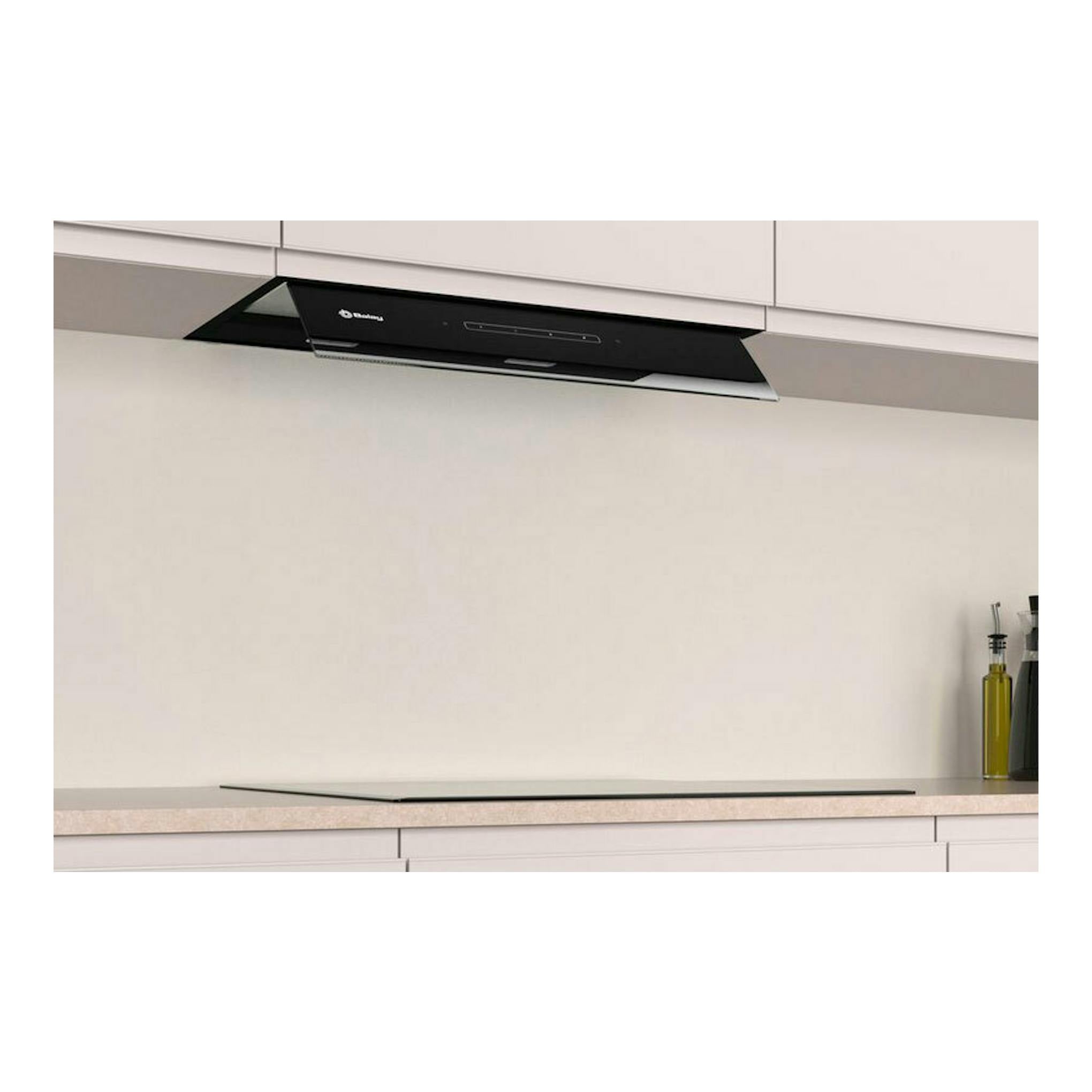 Campana extractora Balay 3BD967GN negra, empotrada bajo mueble, vista frontal en cocina blanca.