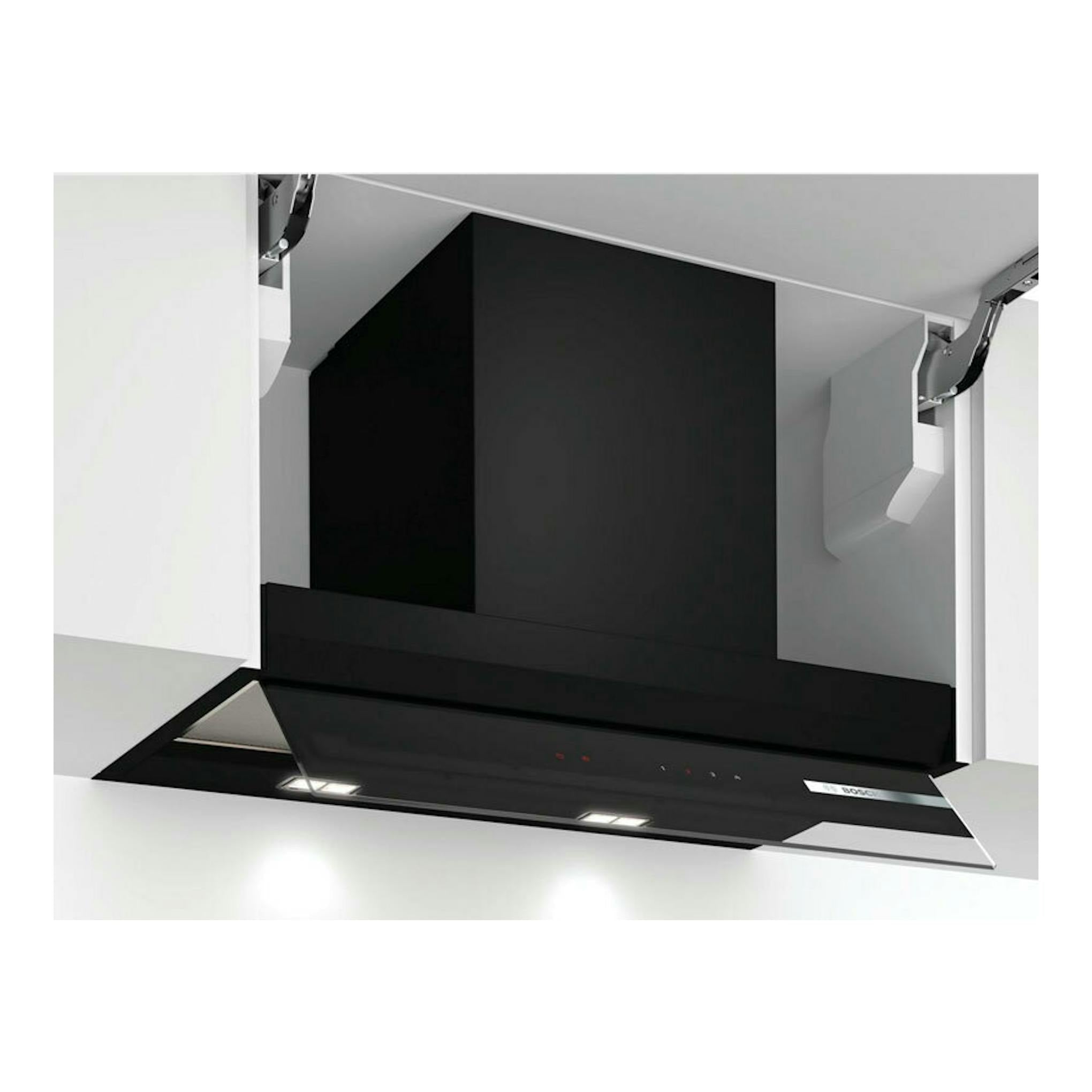 Campana Bosch DBB67AM60 negra, vista frontal inclinada, integrada en mueble, con panel de vidrio.