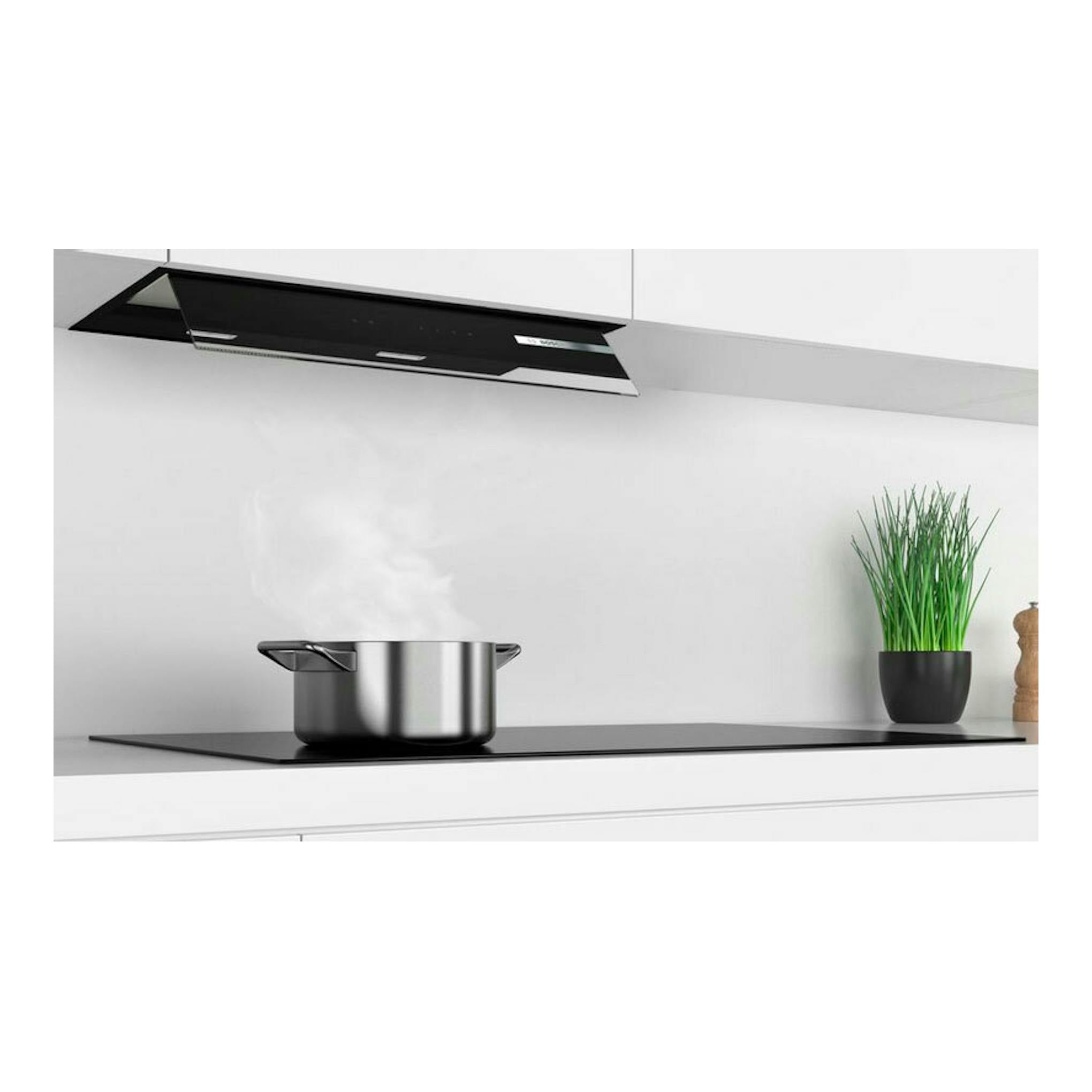 Campana Bosch DBB67AM60 negra y acero, vista frontal sobre una cocina blanca.