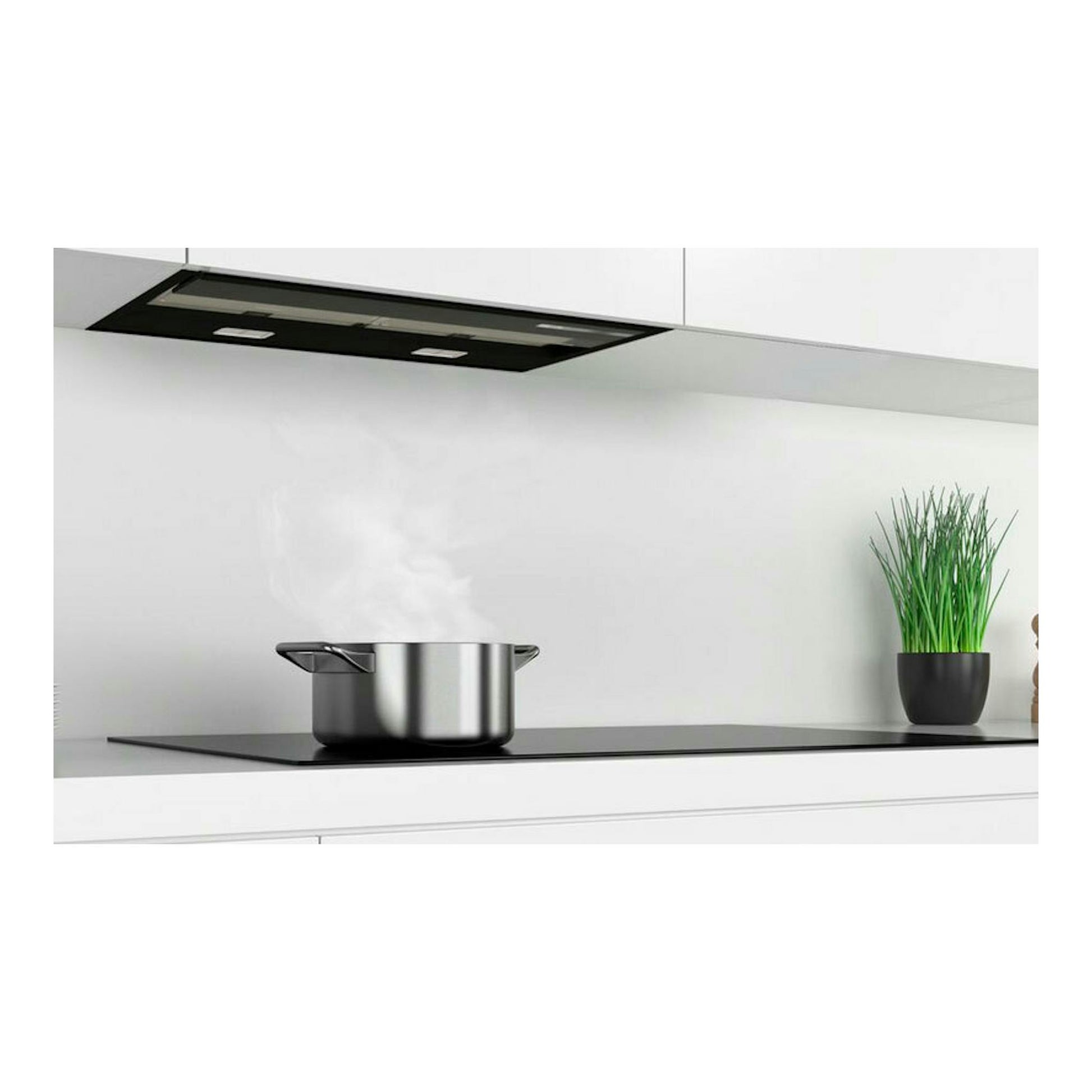 Campana extractora Bosch DBB67AM60 negra y acero inoxidable, vista inferior sobre una cocina blanca.