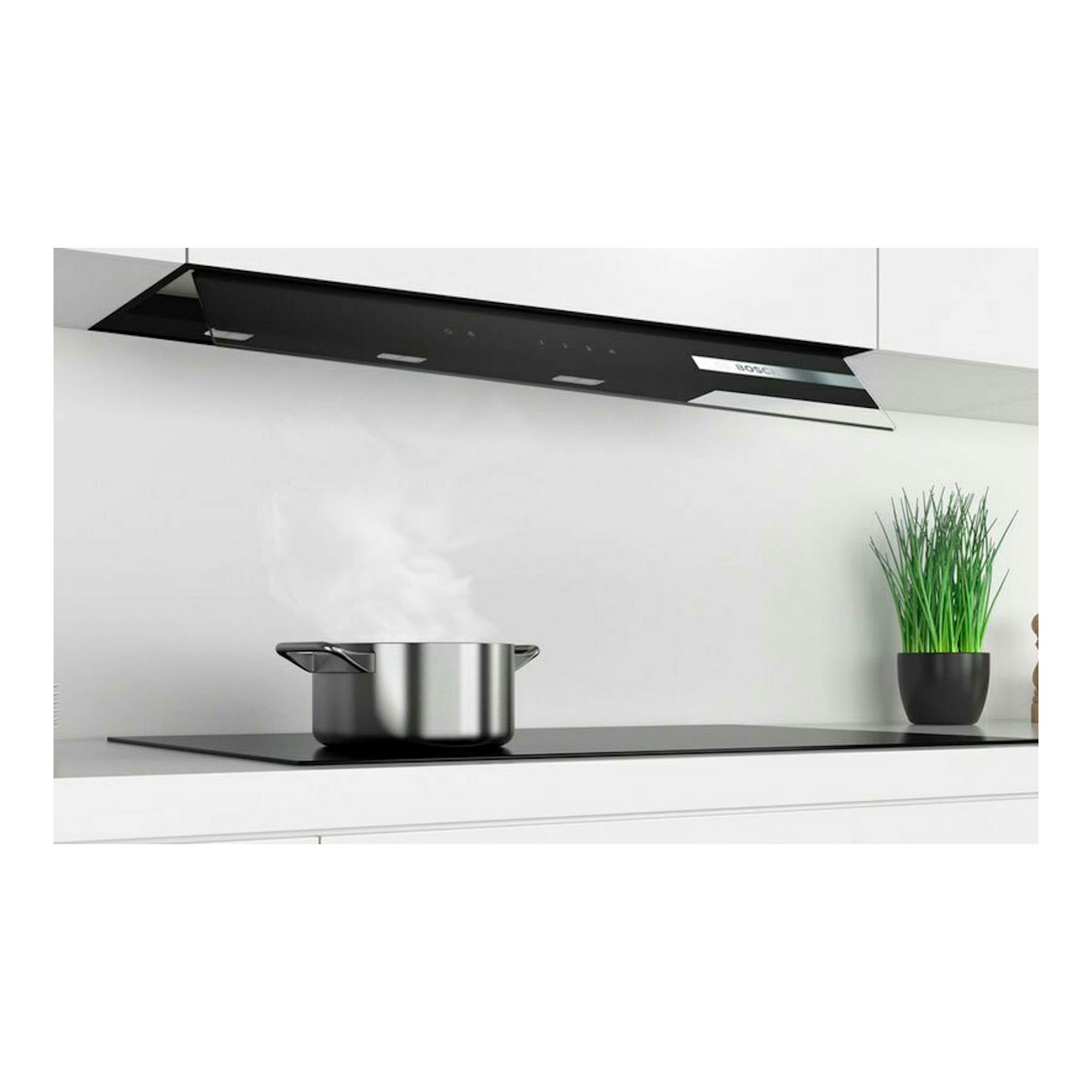 Campana extractora Bosch DBB97AM60 negra, vista frontal inclinada, instalada sobre una encimera blanca.