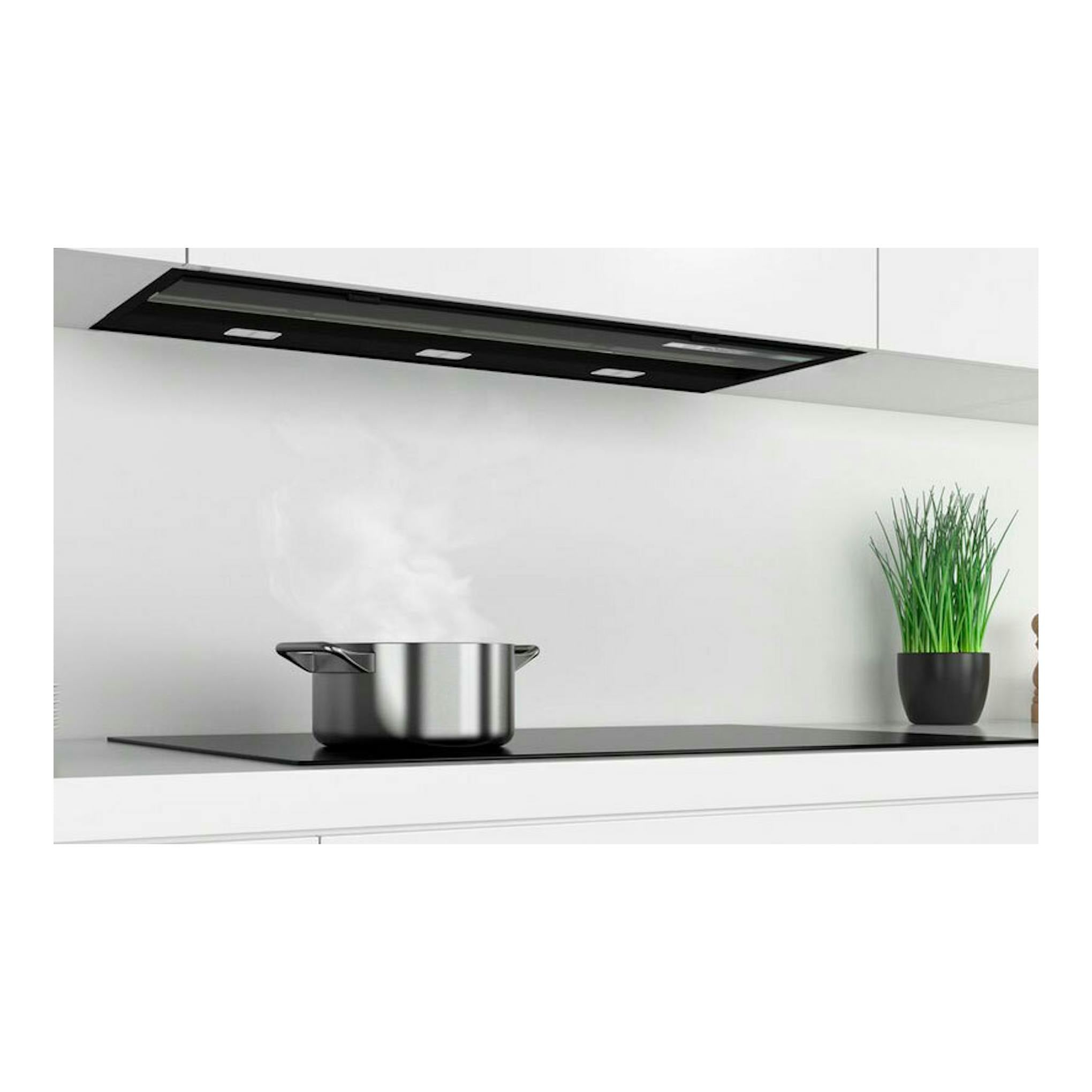 Campana extractora Bosch DBB97AM60 negra, empotrada bajo mueble, sobre una placa con una olla y vapor.