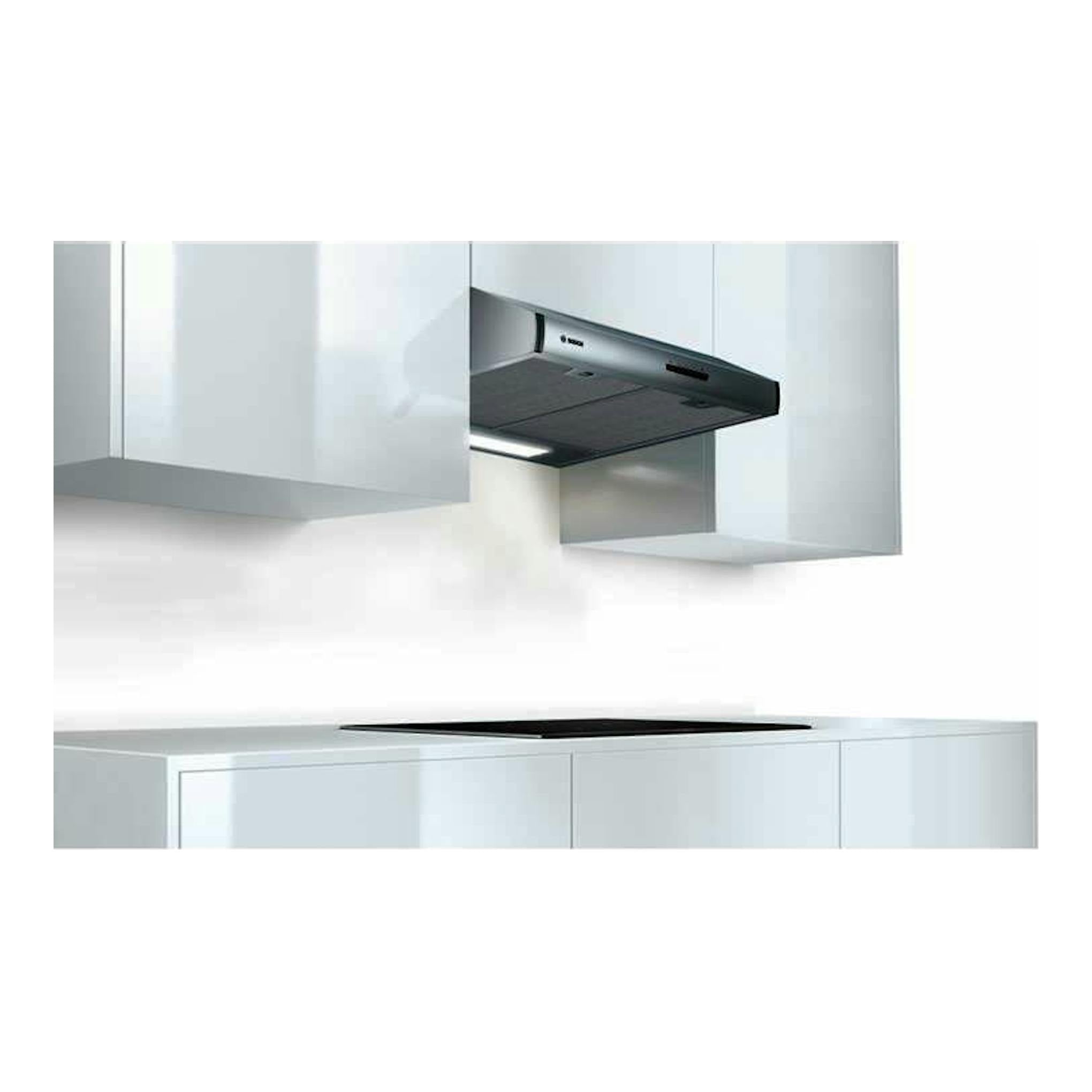 Campana extractora Bosch DUL63CC55 inox, vista frontal inclinada bajo armarios de cocina blancos.