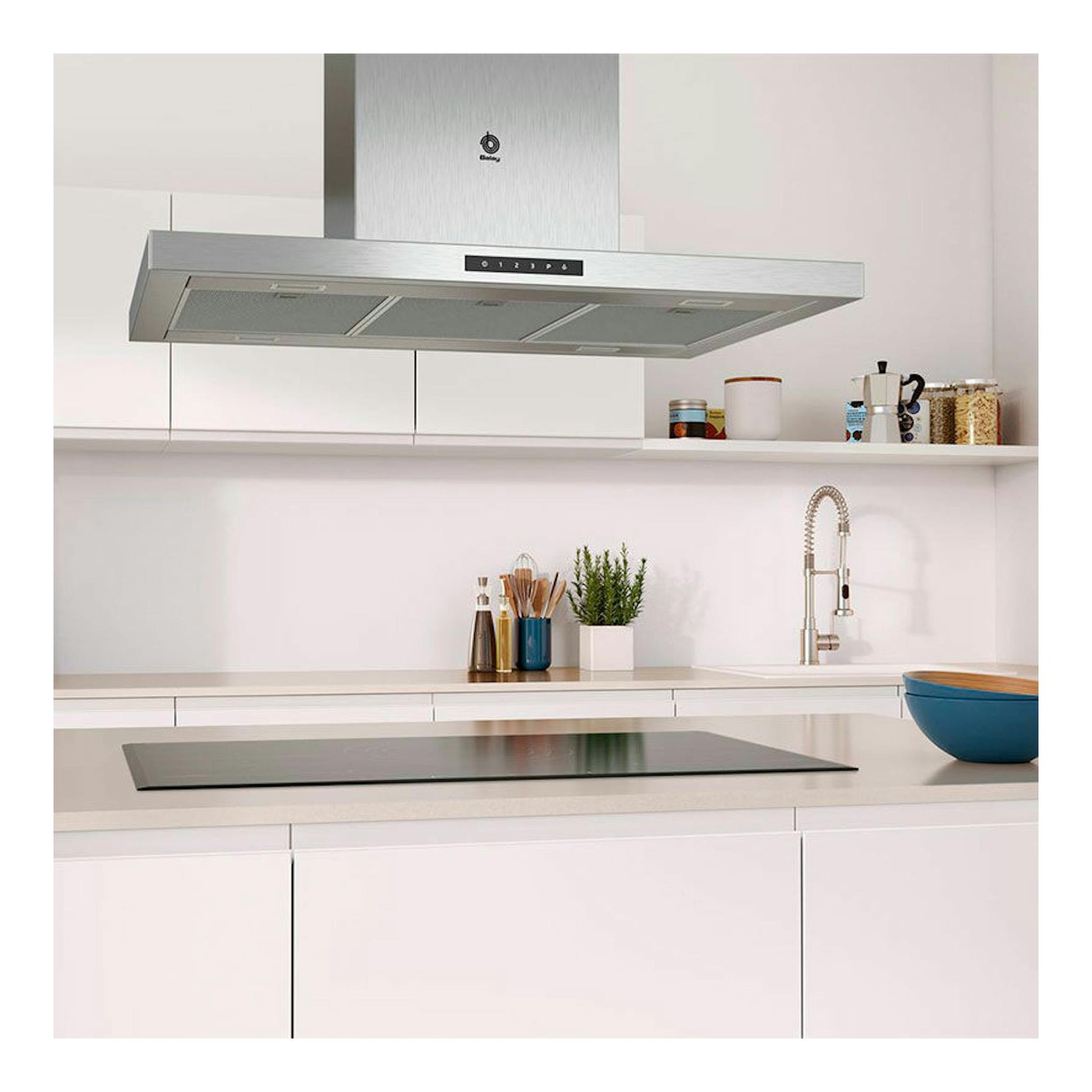 Campana de isla Balay 3BI997GX inox, vista frontal en cocina blanca.