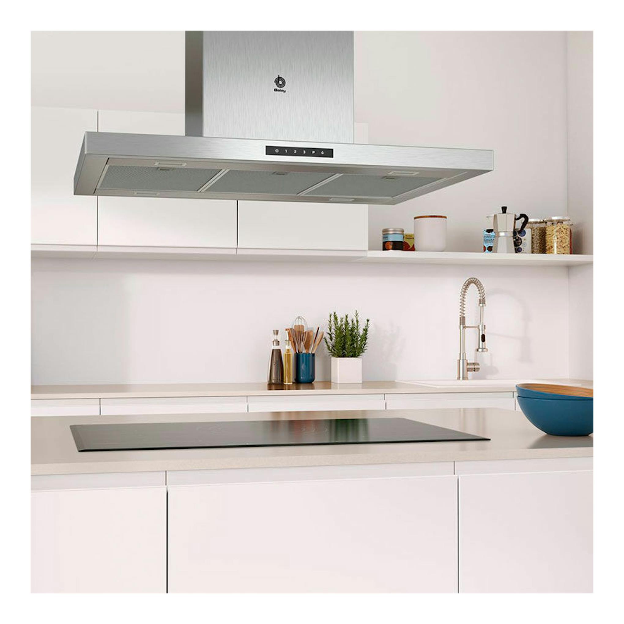 Campana de isla Balay 3BI997GX inox, vista frontal en cocina blanca.