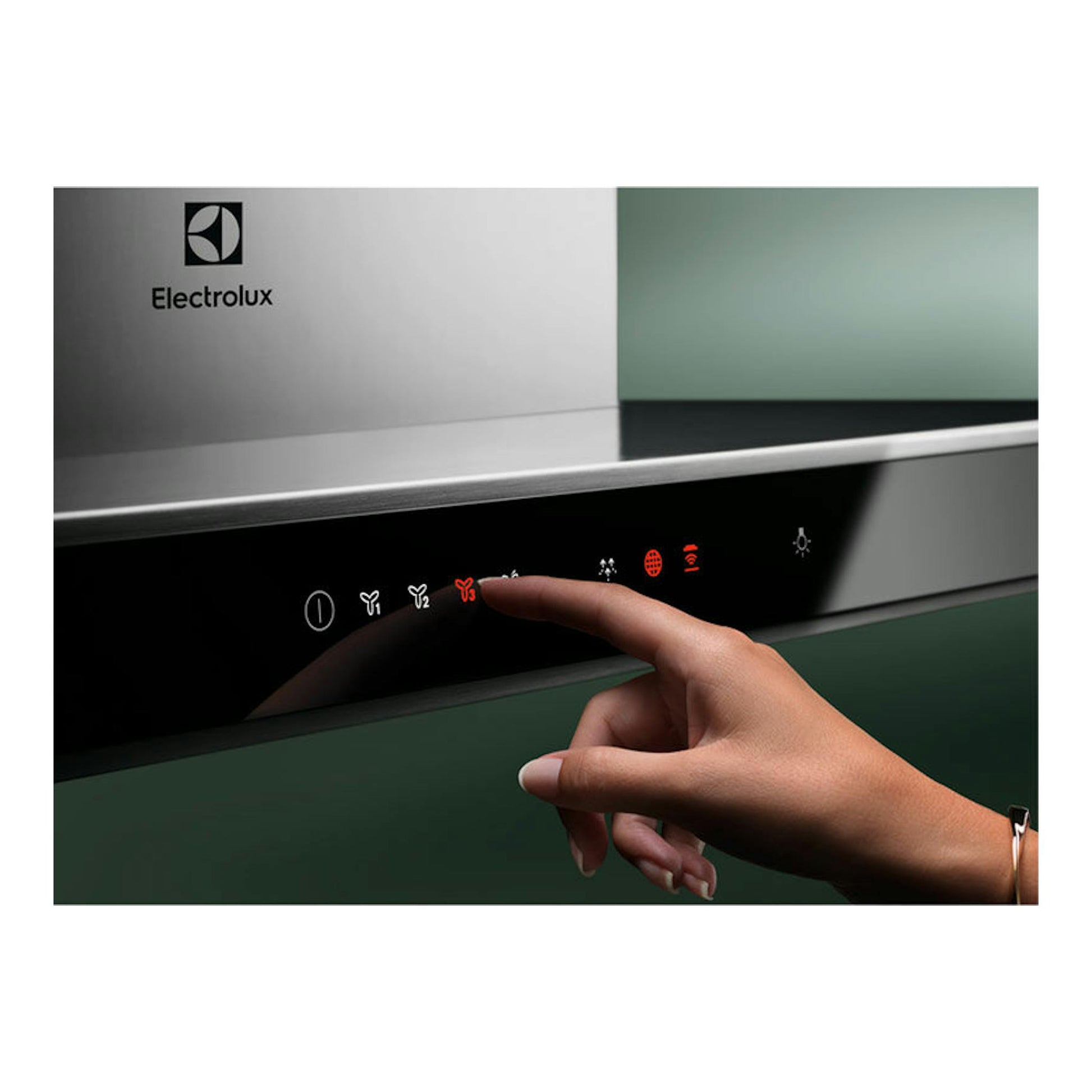 Campana de isla Electrolux LFI769X inox, vista frontal parcial con panel táctil y una mano pulsando controles.