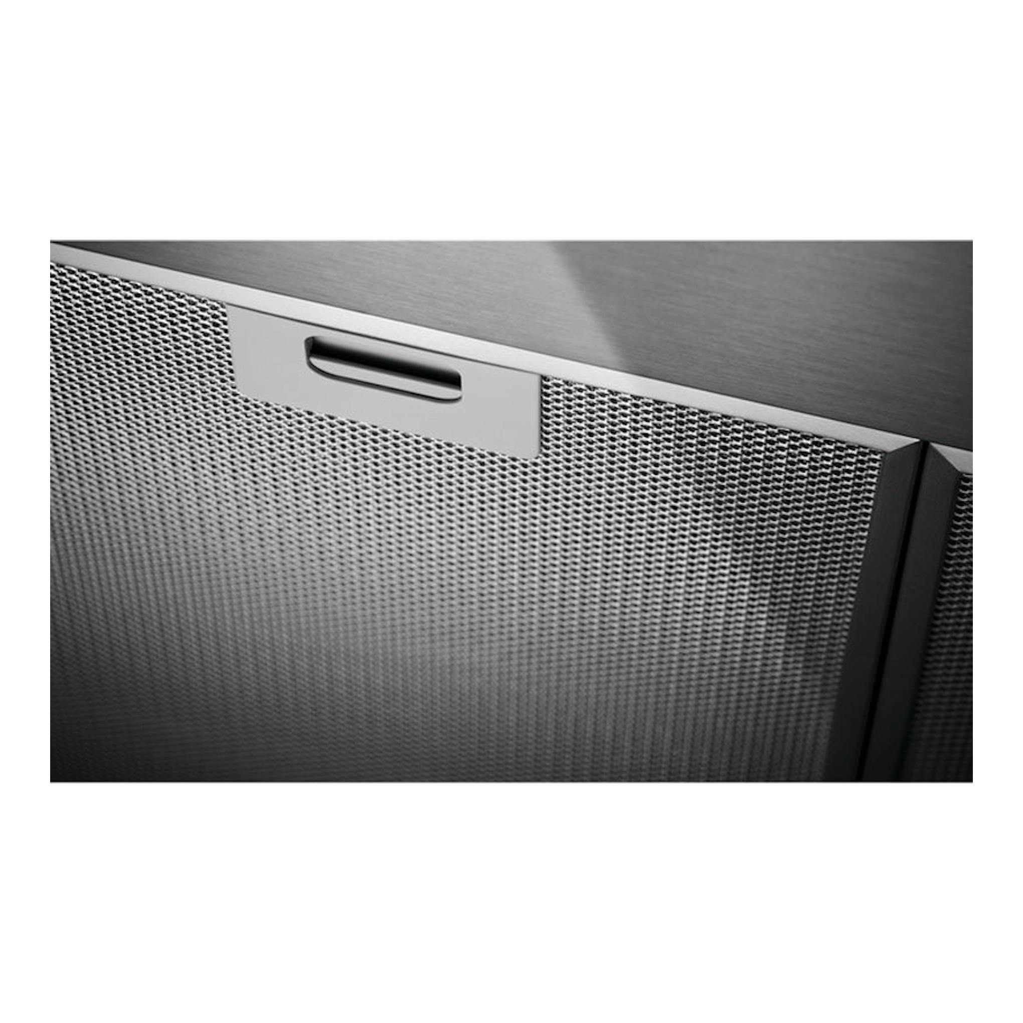 Campana de isla Electrolux LFI769X en inox, vista en primer plano del filtro metálico y asa.