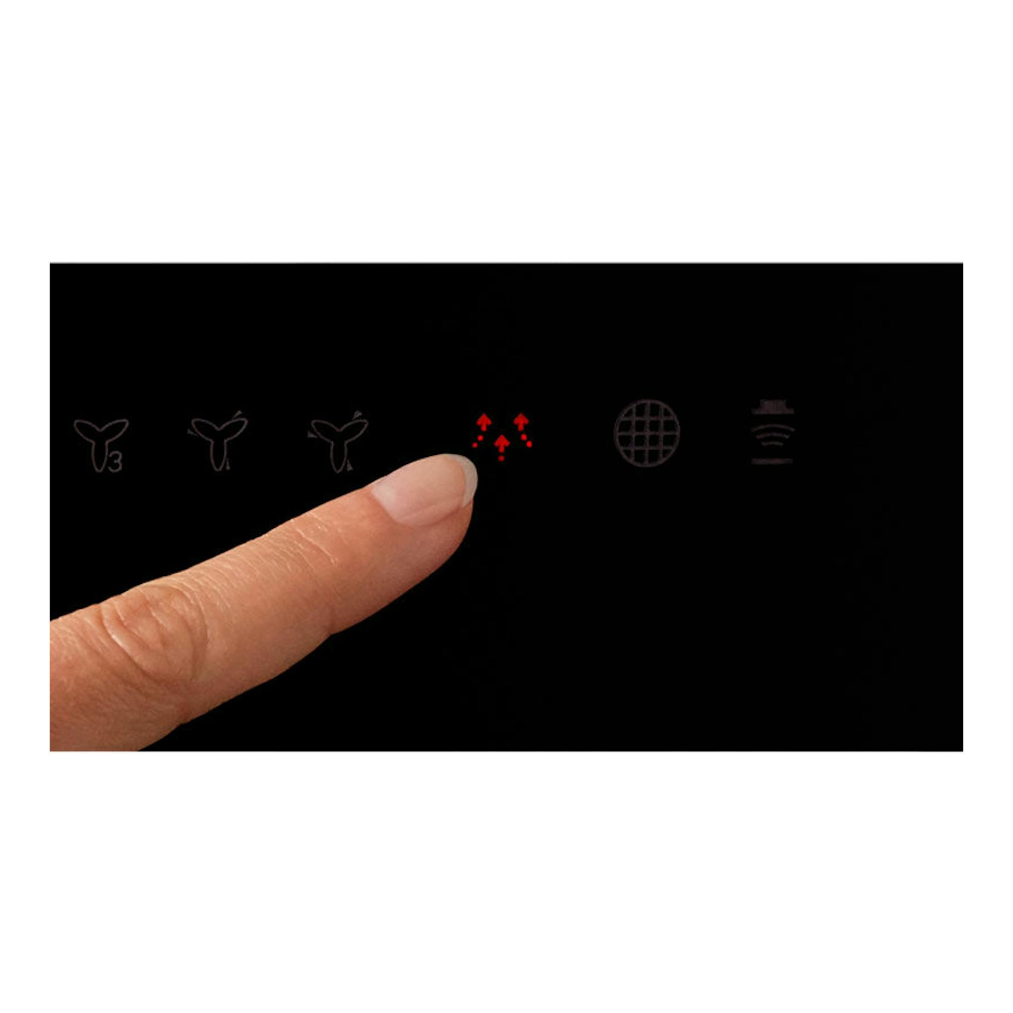 Panel táctil negro de la campana de isla Electrolux LFI769X Inox, con un dedo pulsando iconos rojos.