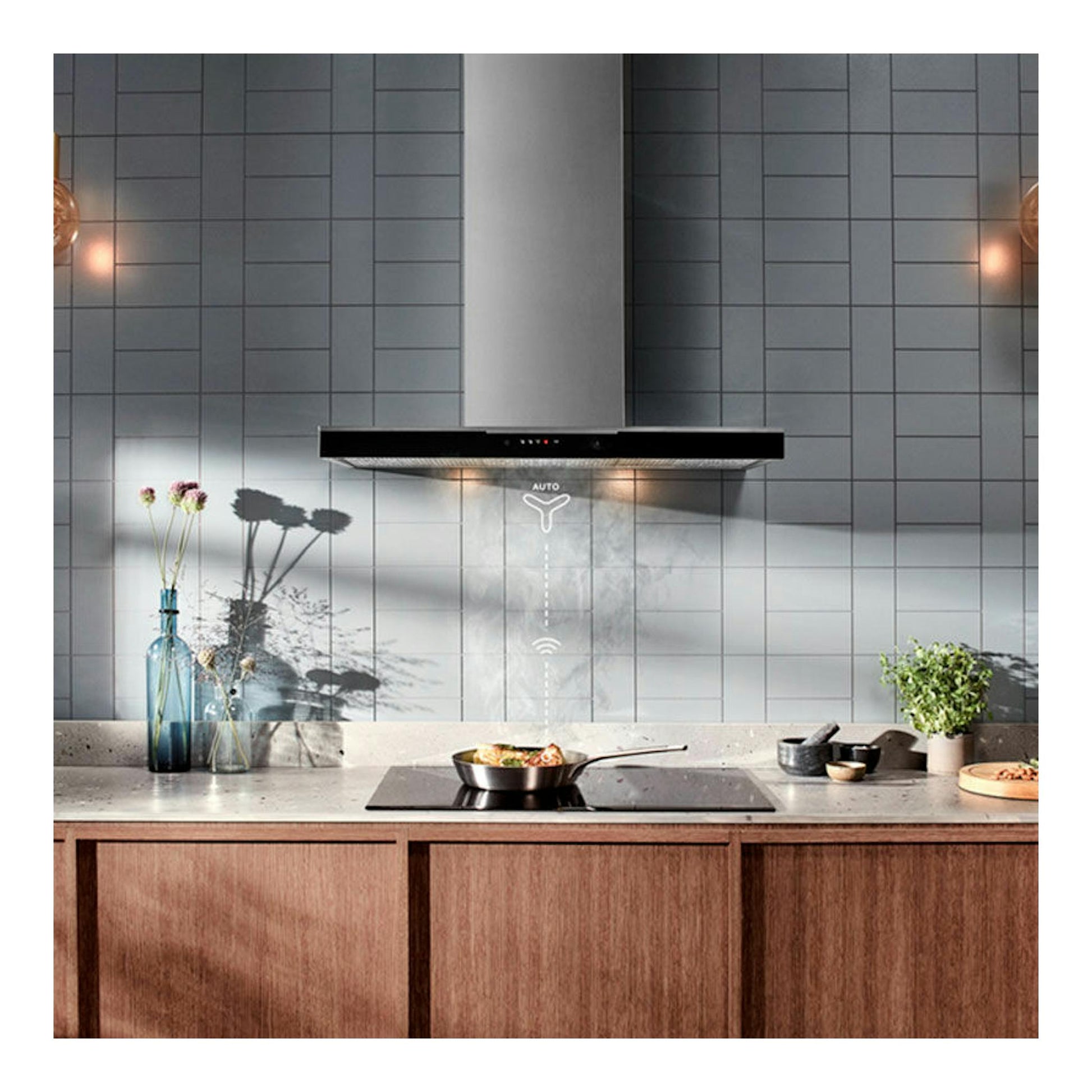 Campana de isla Electrolux LFI769X en inox, vista frontal, instalada sobre una cocina en una isla.