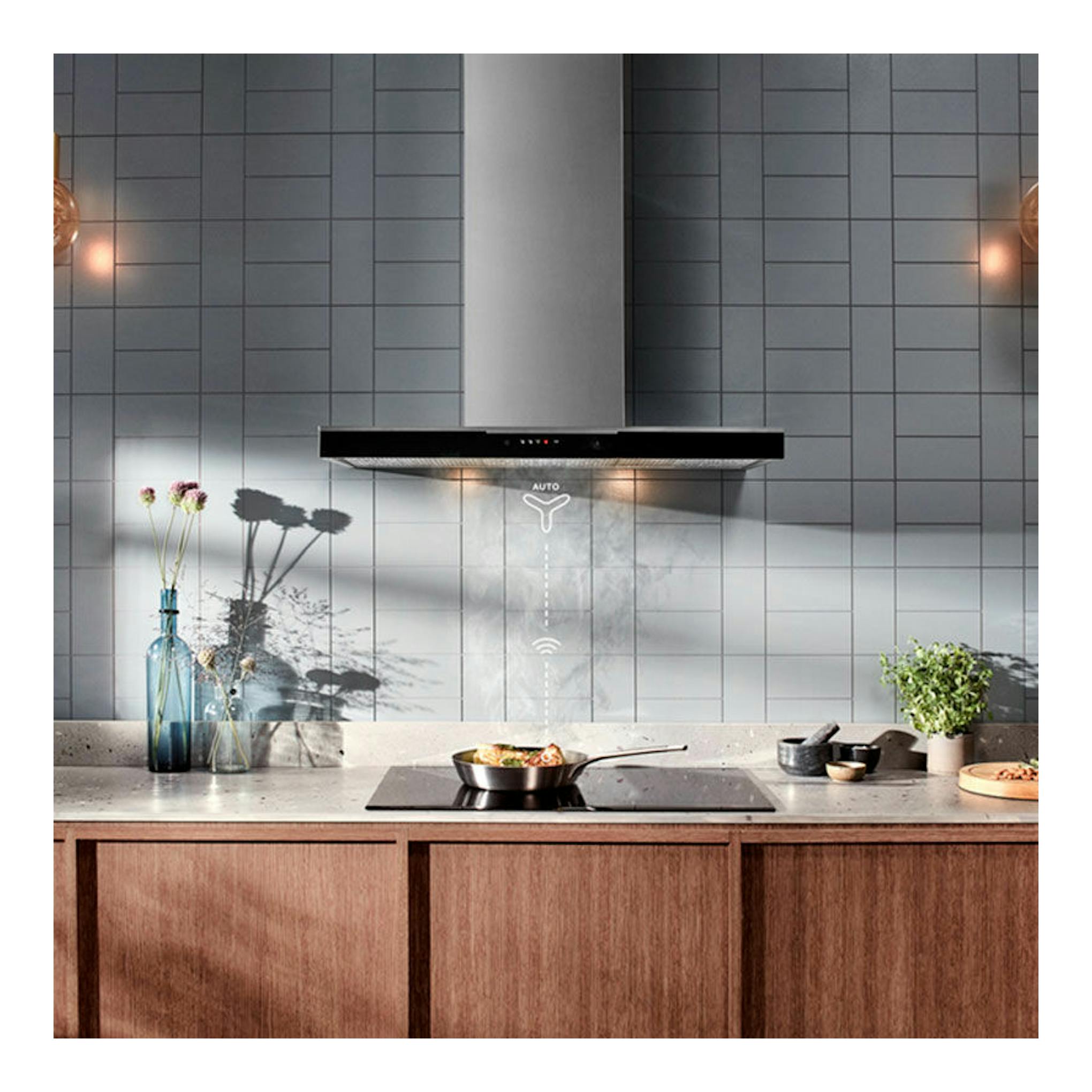 Campana de isla Electrolux LFI769X en inox, vista frontal, instalada sobre una cocina en una isla.