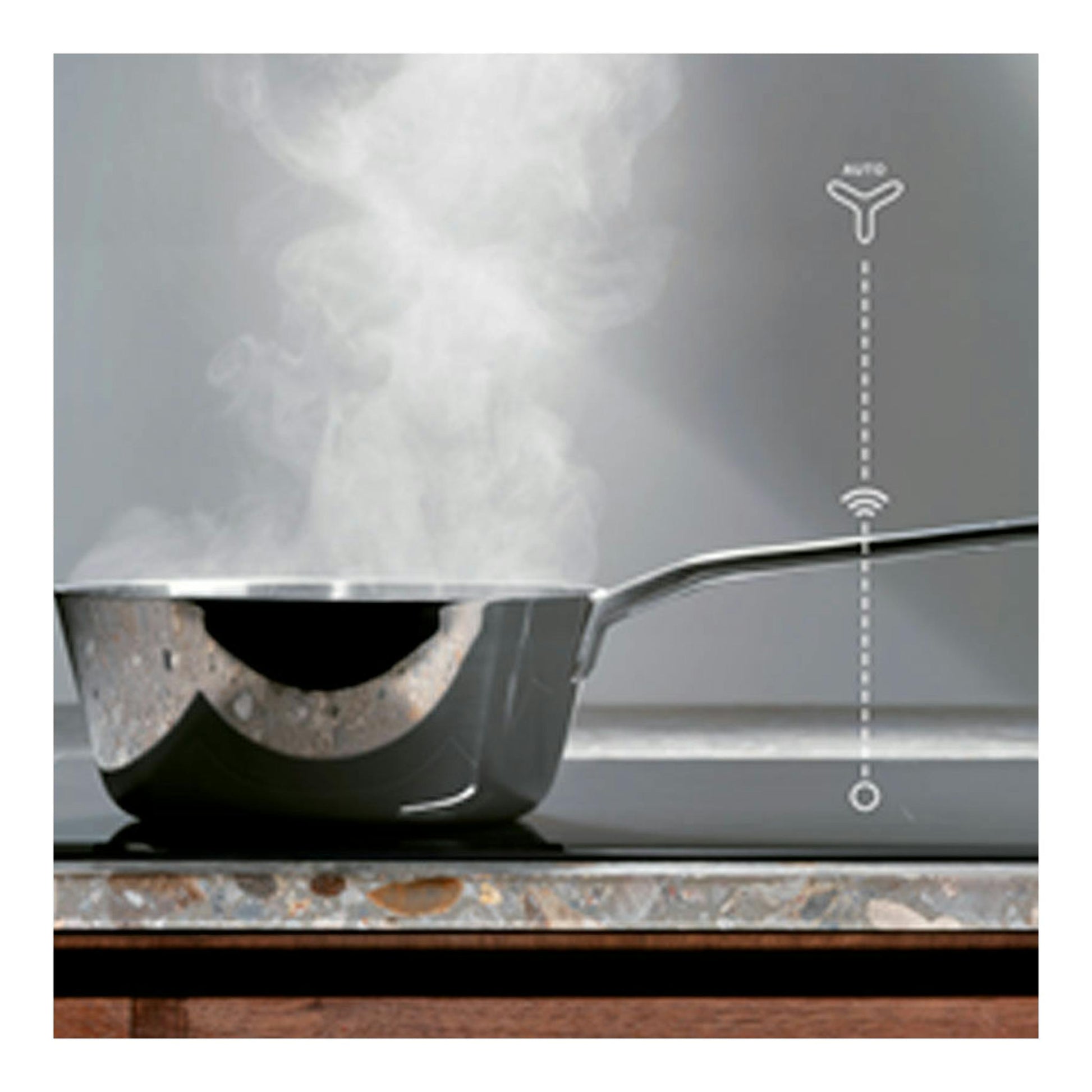 Campana de isla Electrolux LFI769X inox: olla humeando sobre placa negra, con icono Auto a la derecha.