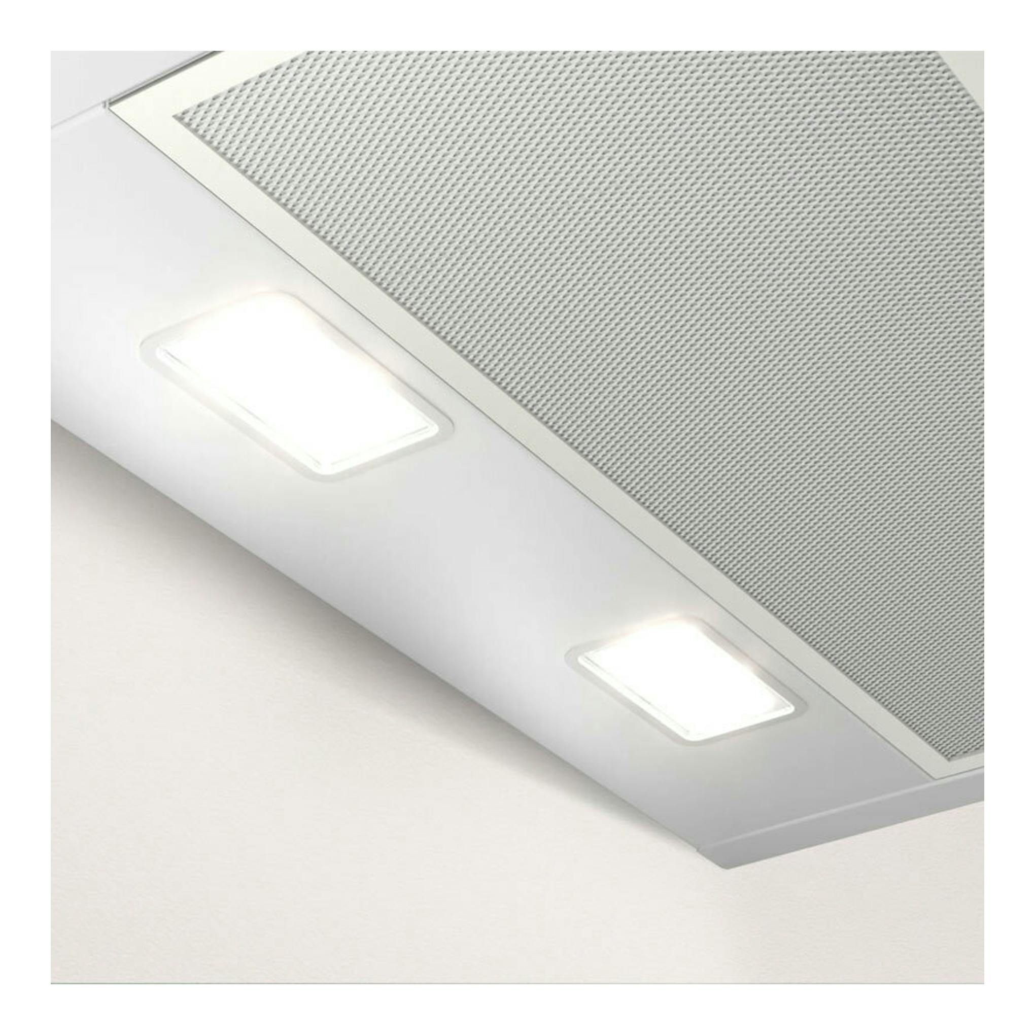 Campana de pared Balay 3BC587GBH blanca, vista inferior con filtro metálico y dos luces LED.