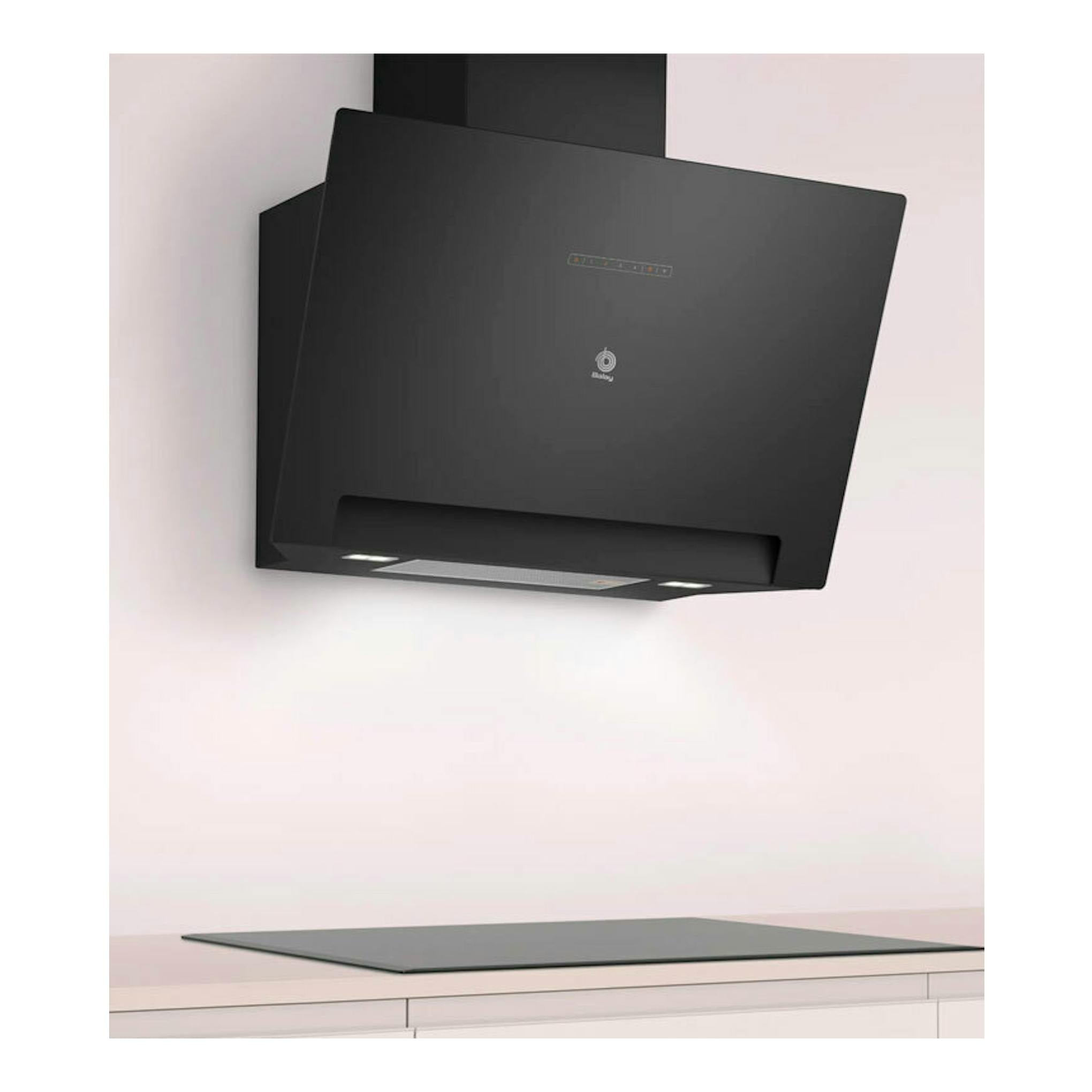 Campana de pared Balay 3BC587LN en cristal negro, vista frontal ligeramente inclinada.