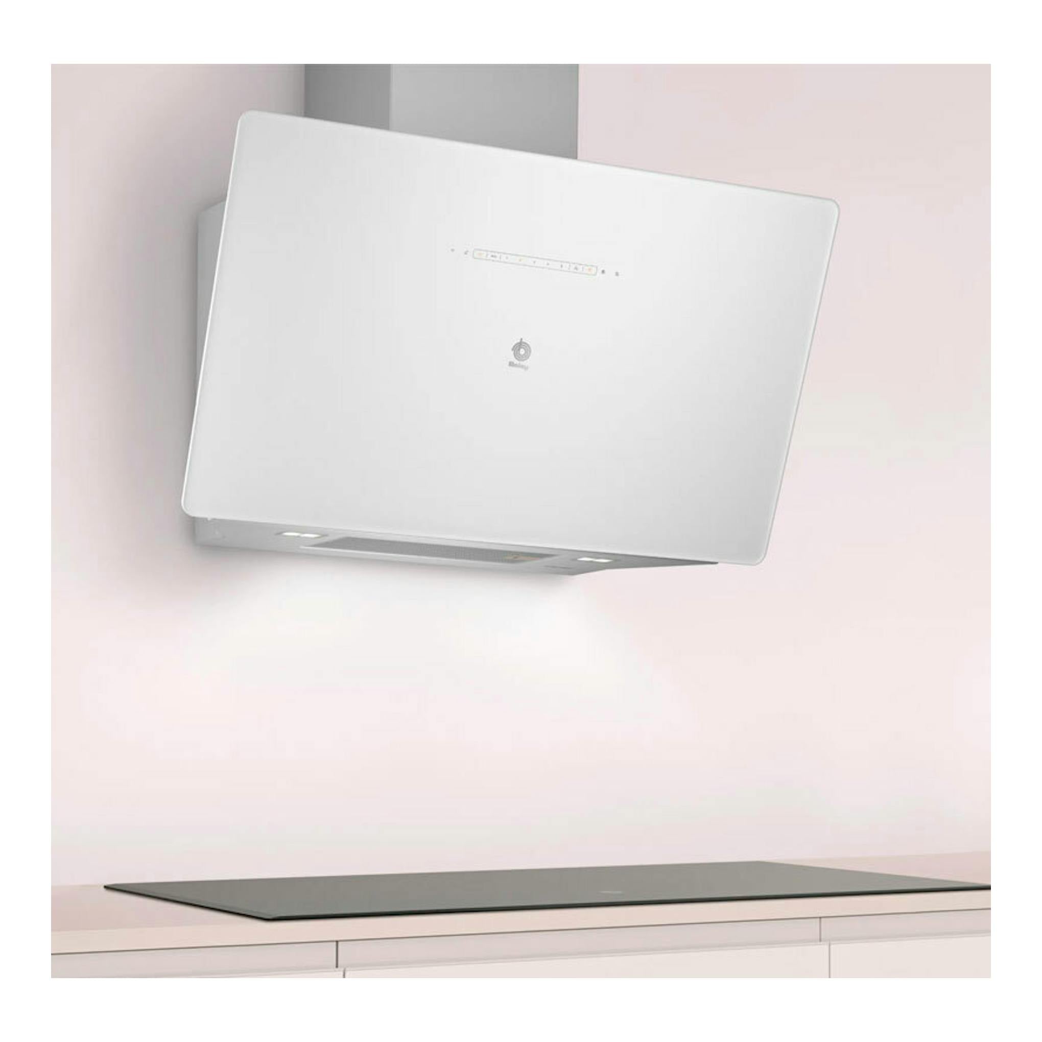 Campana extractora de pared Balay 3BC599AB de cristal blanco, vista frontal inclinada.