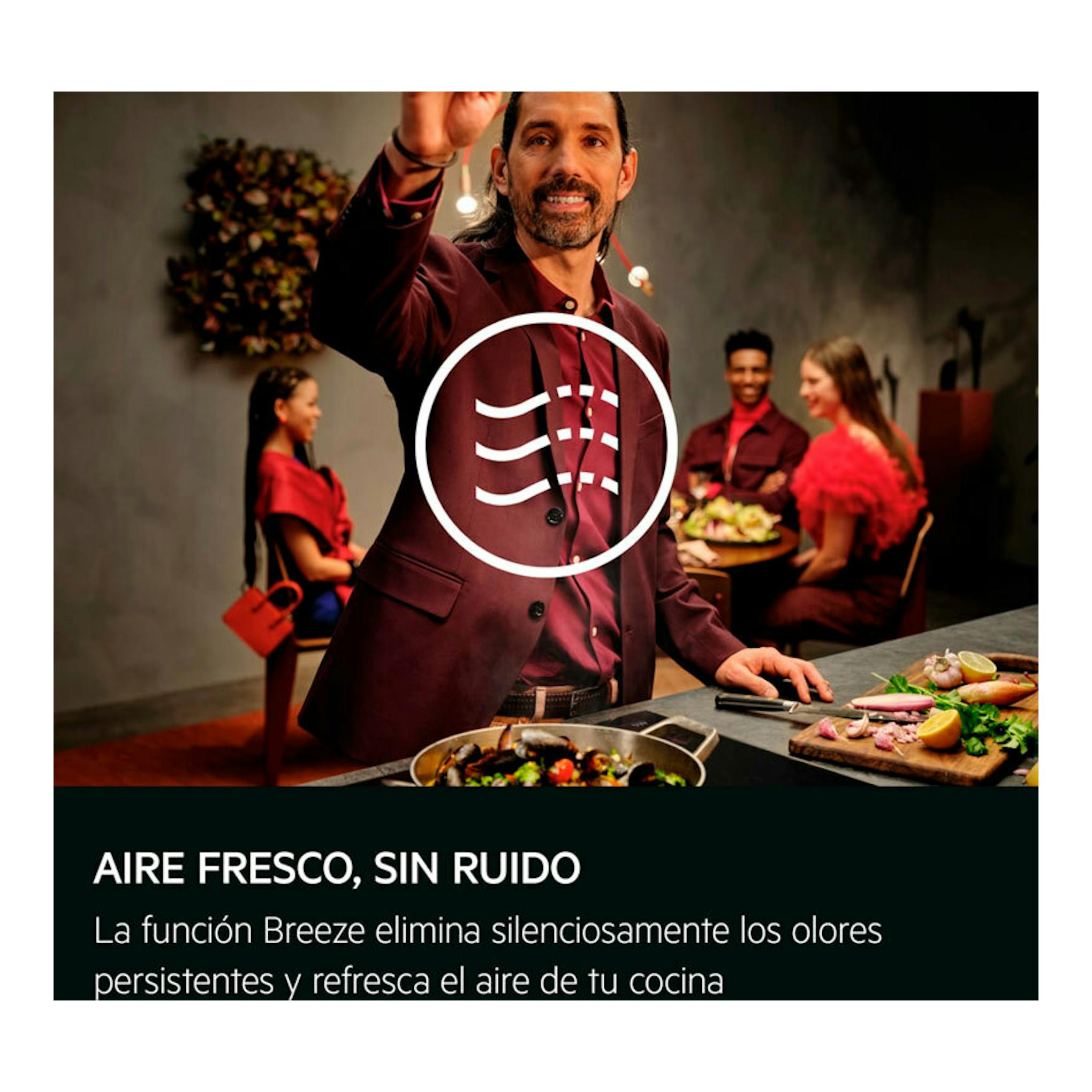 Anuncio de campana de techo AEG NDC7792SW, con escena de cocina y texto «Aire fresco, sin ruido».