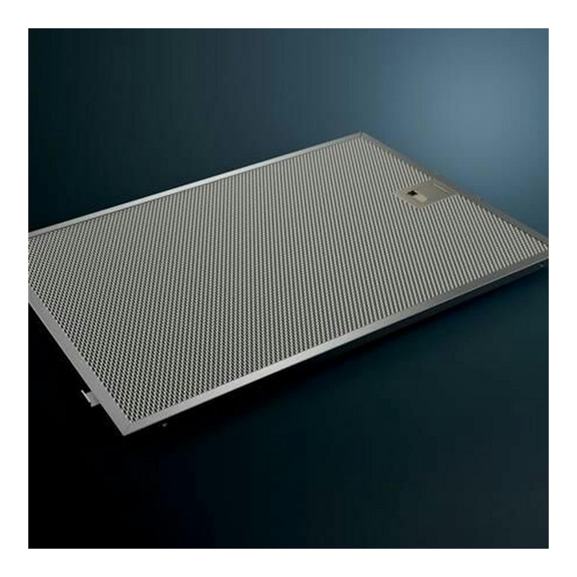 Campana de techo Siemens LR26CBS20 blanca, vista superior oblicua de panel rectangular metálico perforado.
