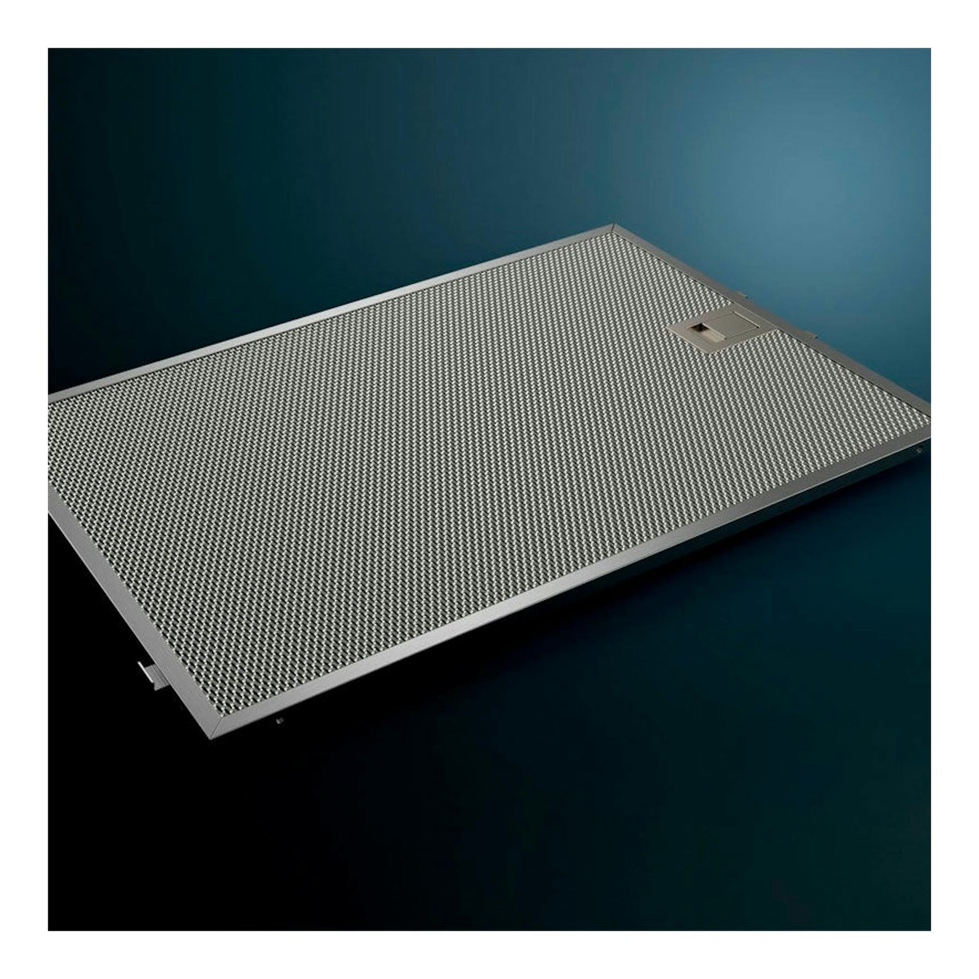 Campana de techo Siemens LR97CBS20 blanca, vista en ángulo, panel rectangular metálico con rejilla.