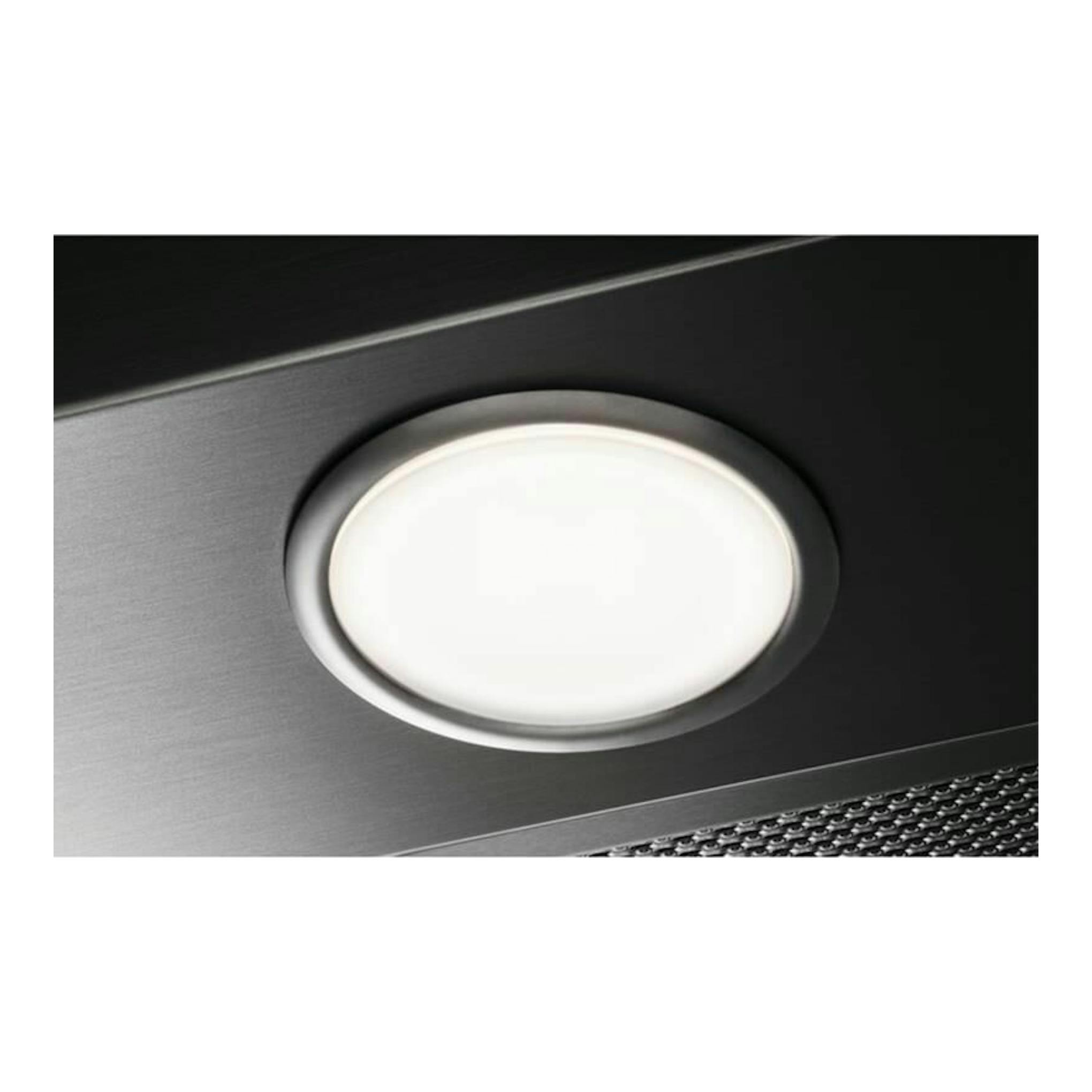 Campana decorativa AEG DBB3651M inox, primer plano de la luz redonda y la rejilla metálica.