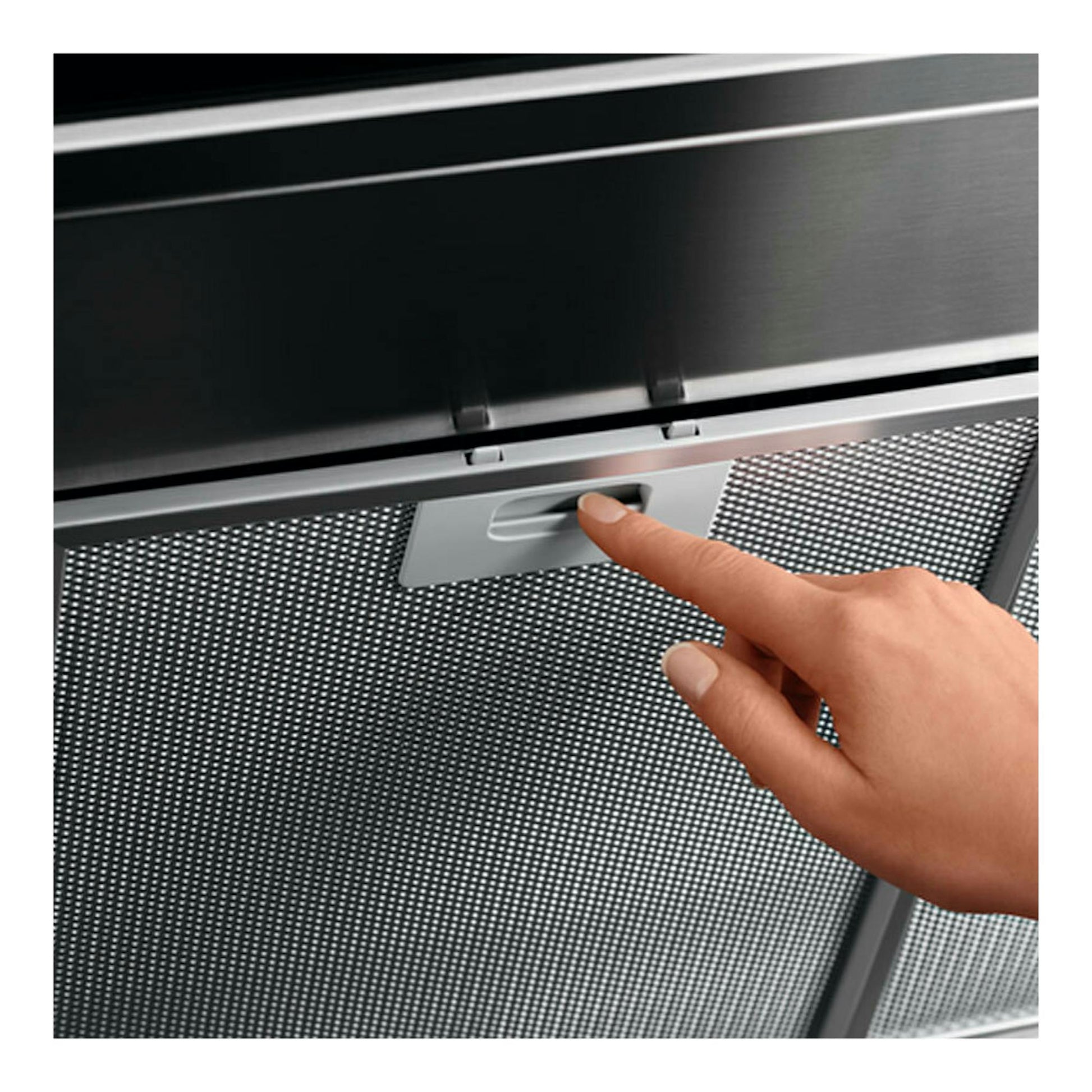 Campana extractora AEG DBE5960HB en inox, vista en primer plano con una mano pulsando el panel.