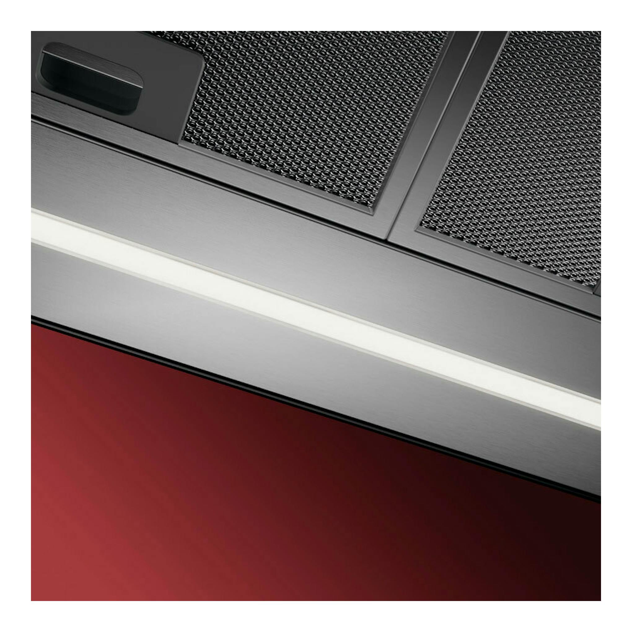 Campana decorativa AEG GB67D61HL inox, vista en ángulo y primer plano del frontal metálico y filtros.