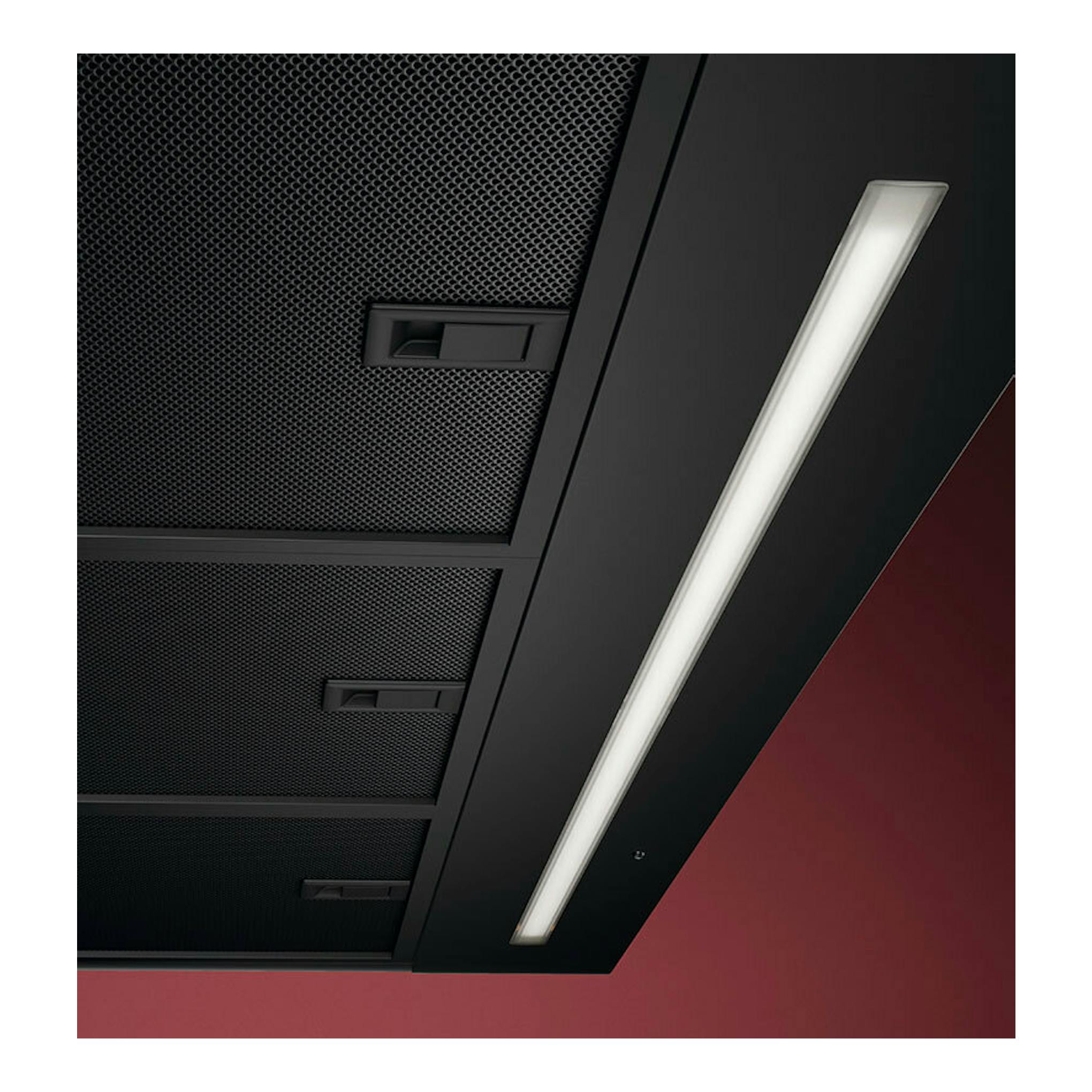 Campana decorativa AEG GB87D91CB negra, vista inferior en ángulo, con rejillas y tira LED.