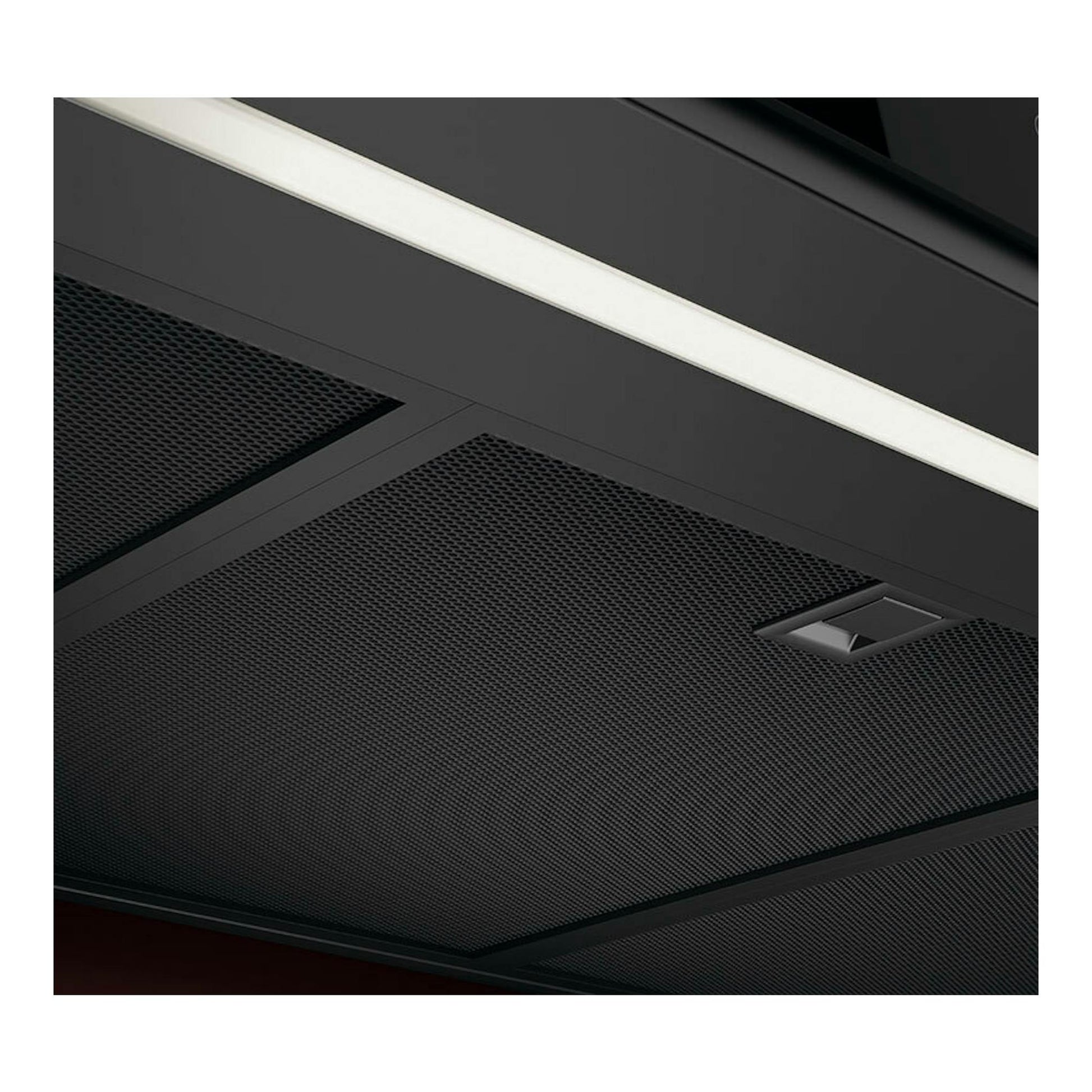Campana extractora AEG GB87D91CB negra, vista inferior en ángulo, con rejilla metálica y tira de luz.