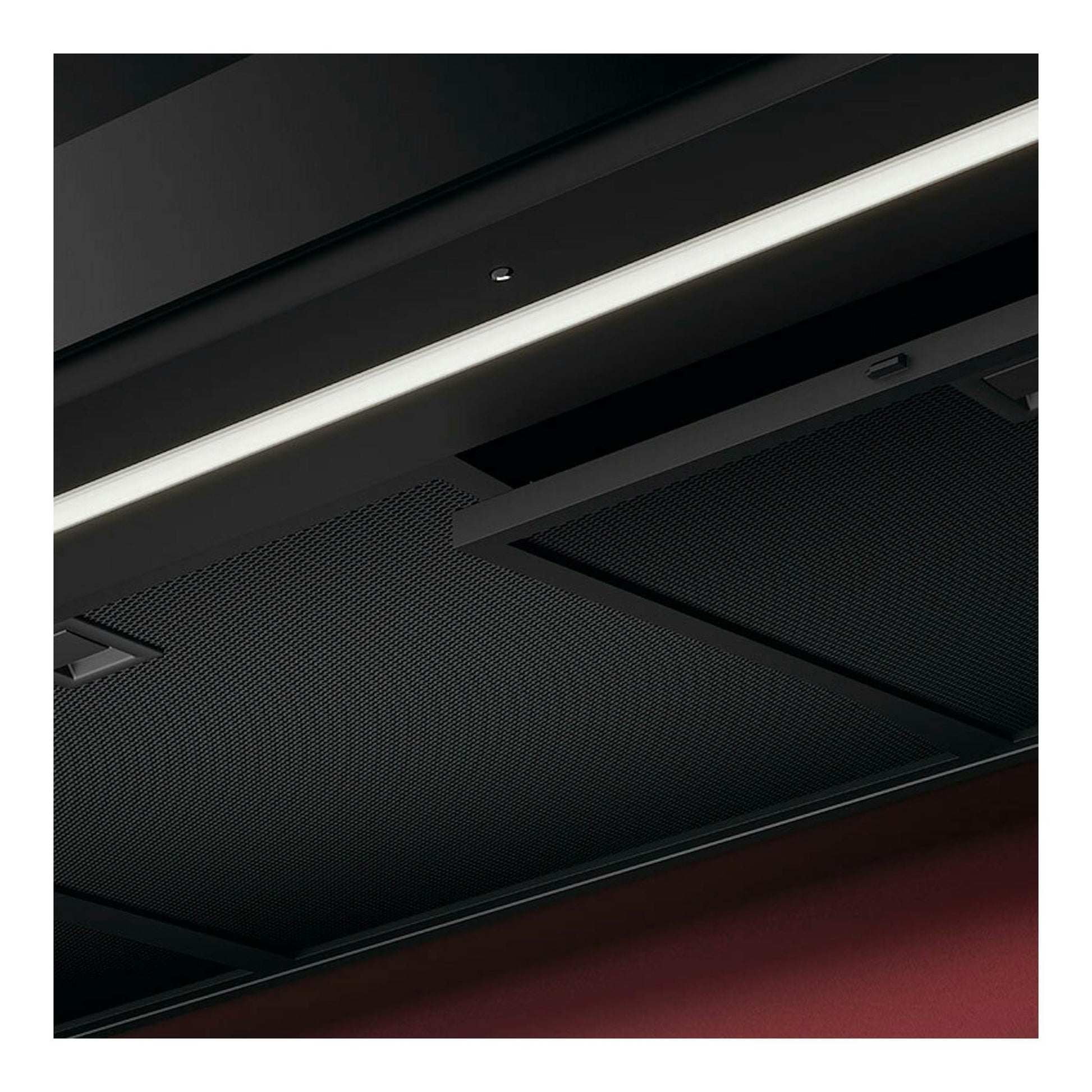 Campana decorativa AEG GB87D91CB negra, vista inferior en primer plano, con filtros metálicos.