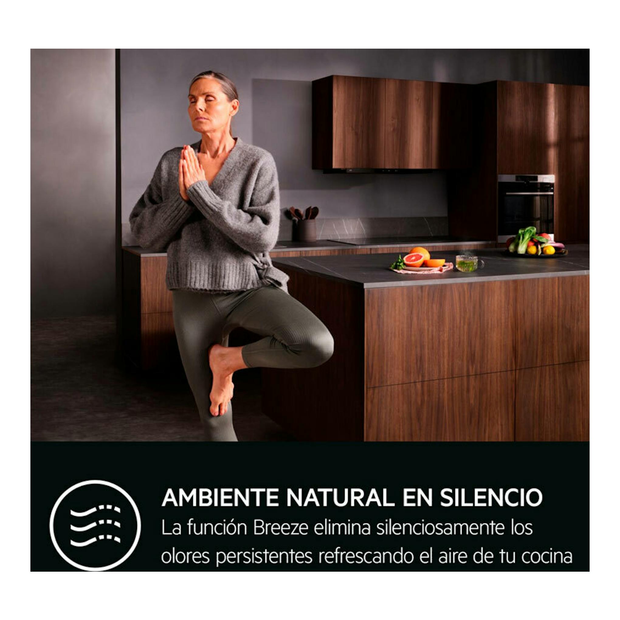 Campana decorativa AEG GI87D91CB negro mate, 90 cm, vista frontal en cocina moderna.