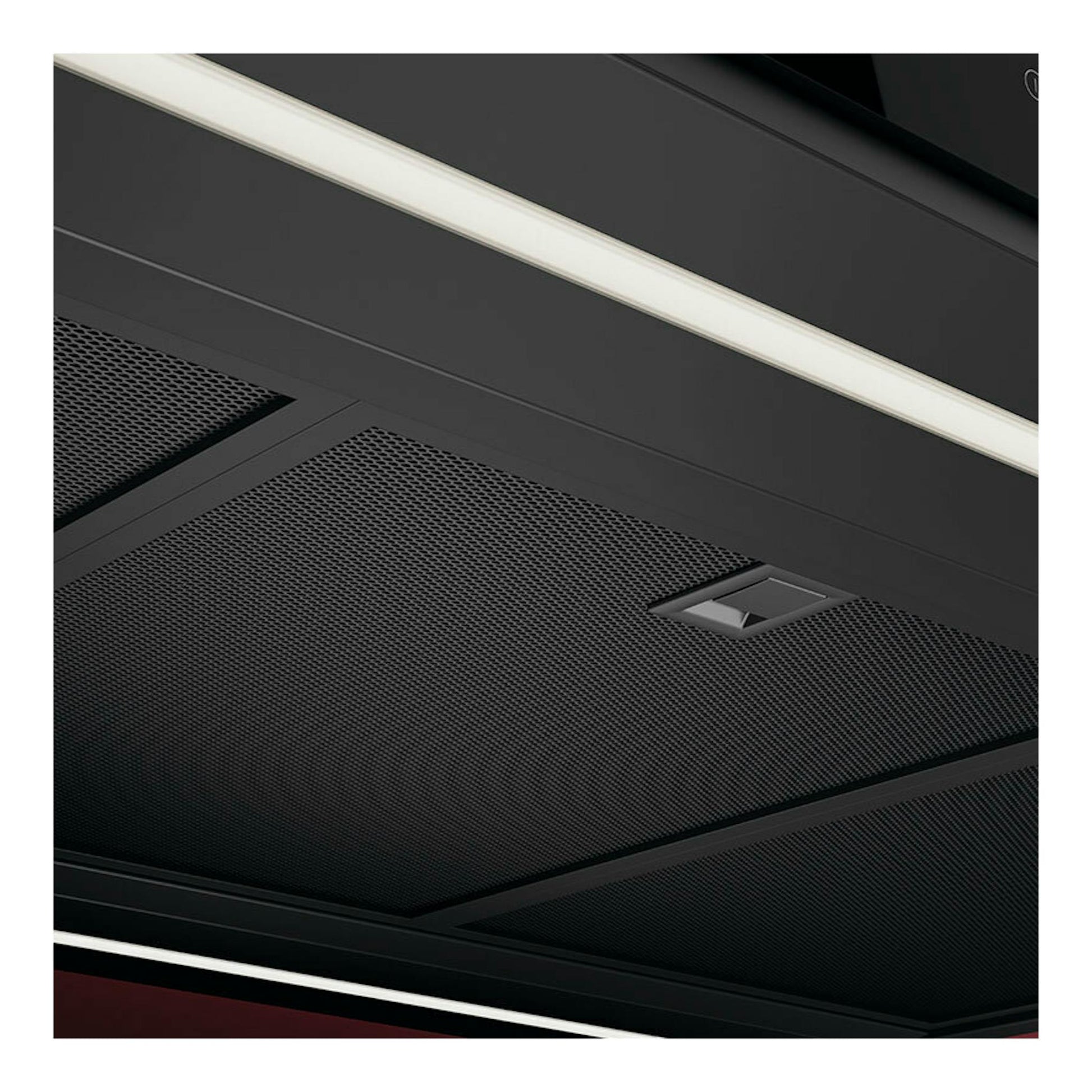 Campana decorativa AEG GI87D91CB negra mate, vista inferior en ángulo, con filtros metálicos y luz LED.