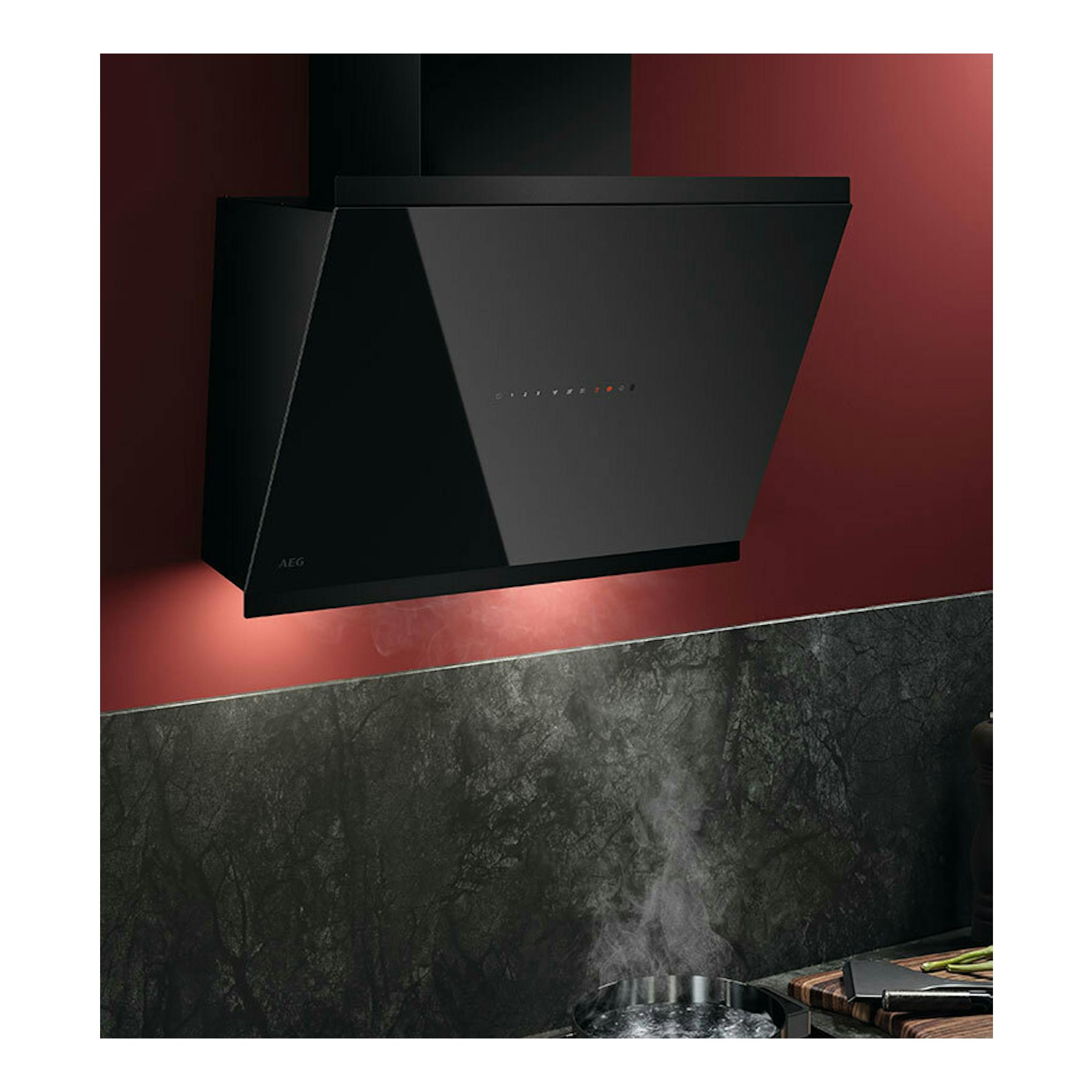 Campana decorativa AEG GV77D61SB de cristal negro, 60 cm, vista frontal en ángulo, instalada en pared.