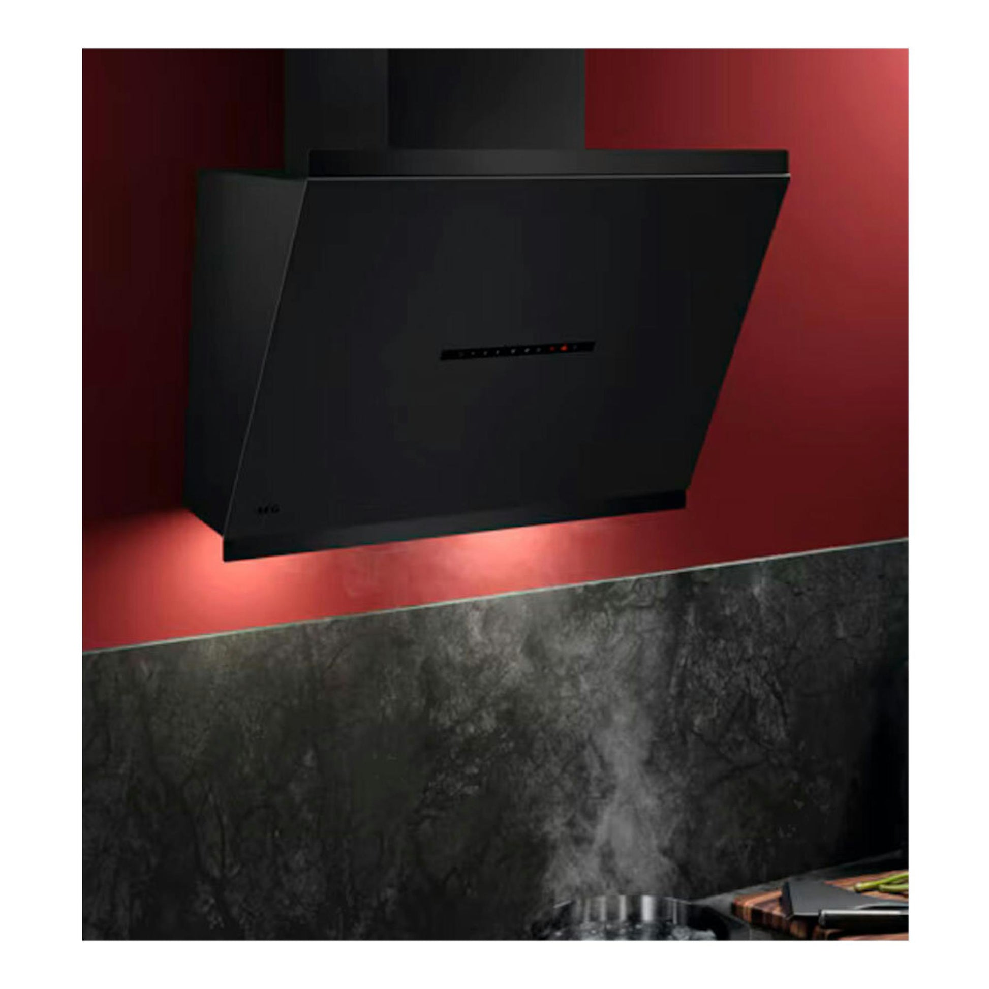 Campana decorativa AEG GV77D61SZ negra mate, vista frontal inclinada, montada en pared.