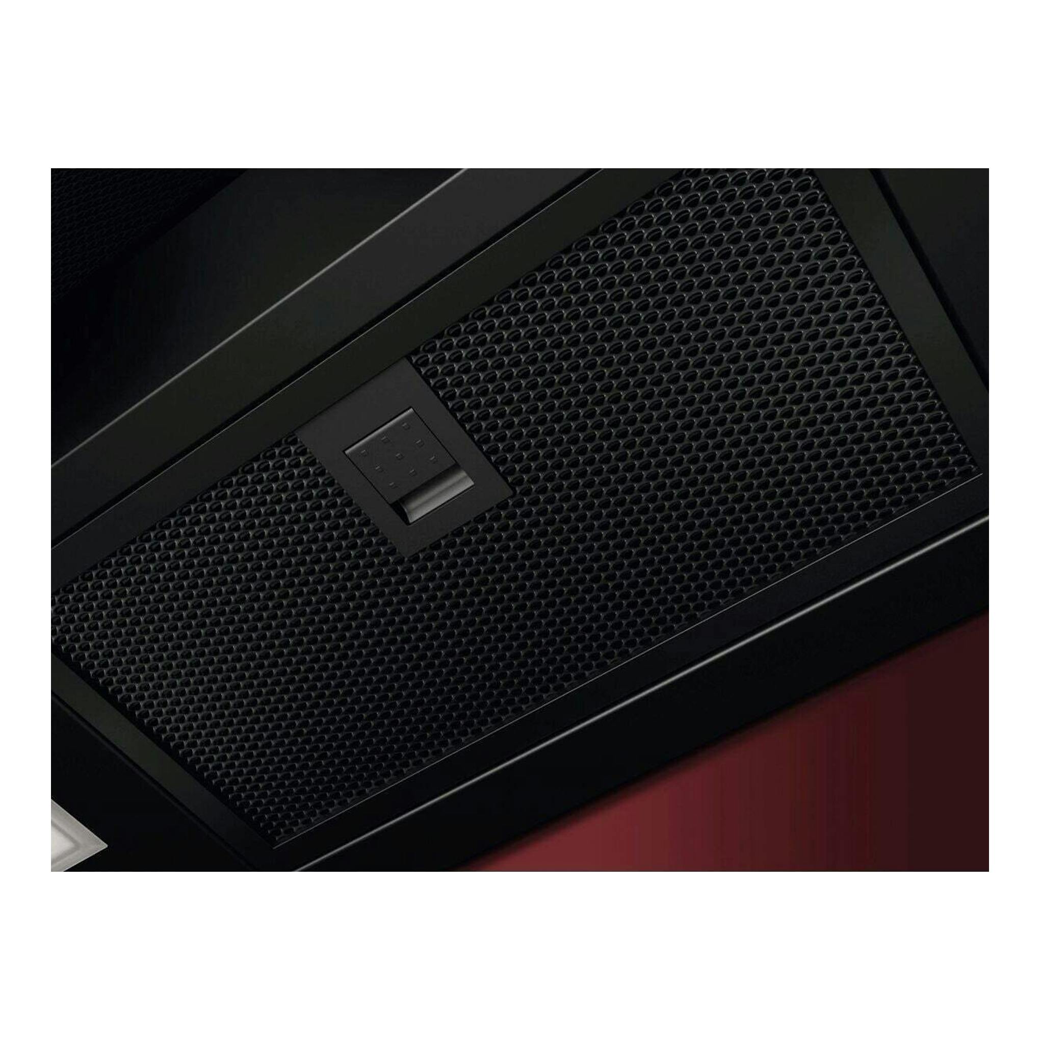 Campana extractora AEG GV77D91SZ negra, vista en ángulo con rejilla y panel de control central.