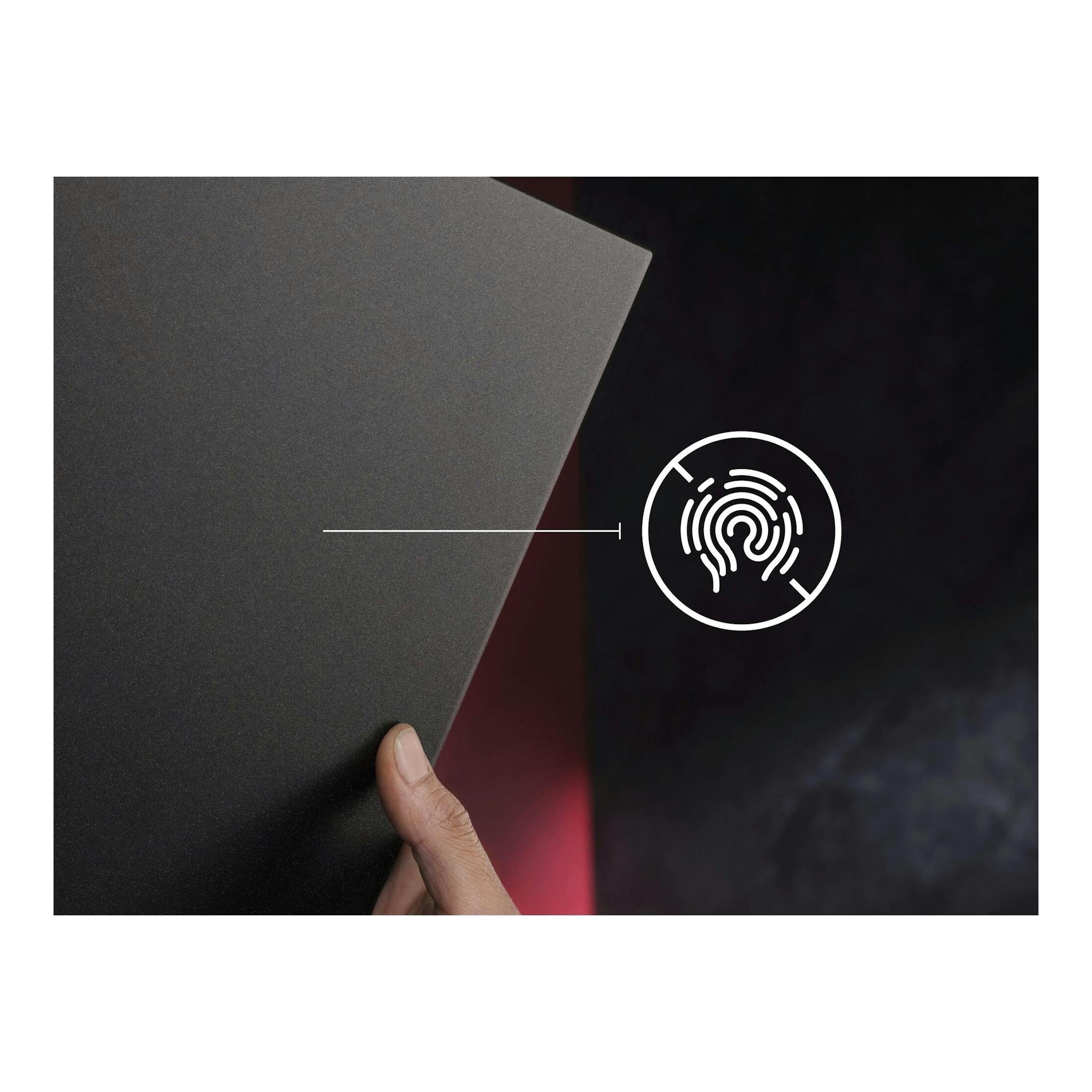 AEG GV77D91SZ, campana decorativa negra en primer plano, con icono Hob2Hood y una mano sujetando el panel.