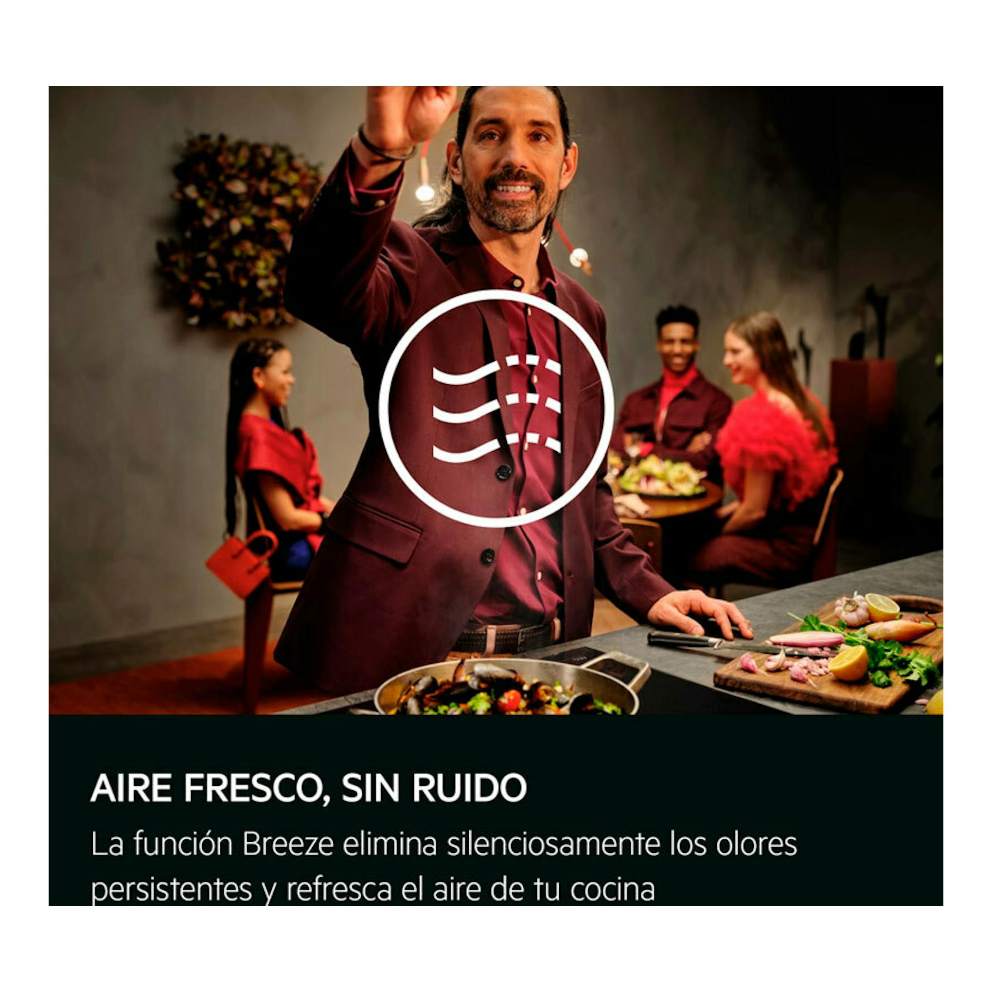 Imagen promocional de AEG NDC7792SM con personas cocinando y texto «Aire fresco, sin ruido».