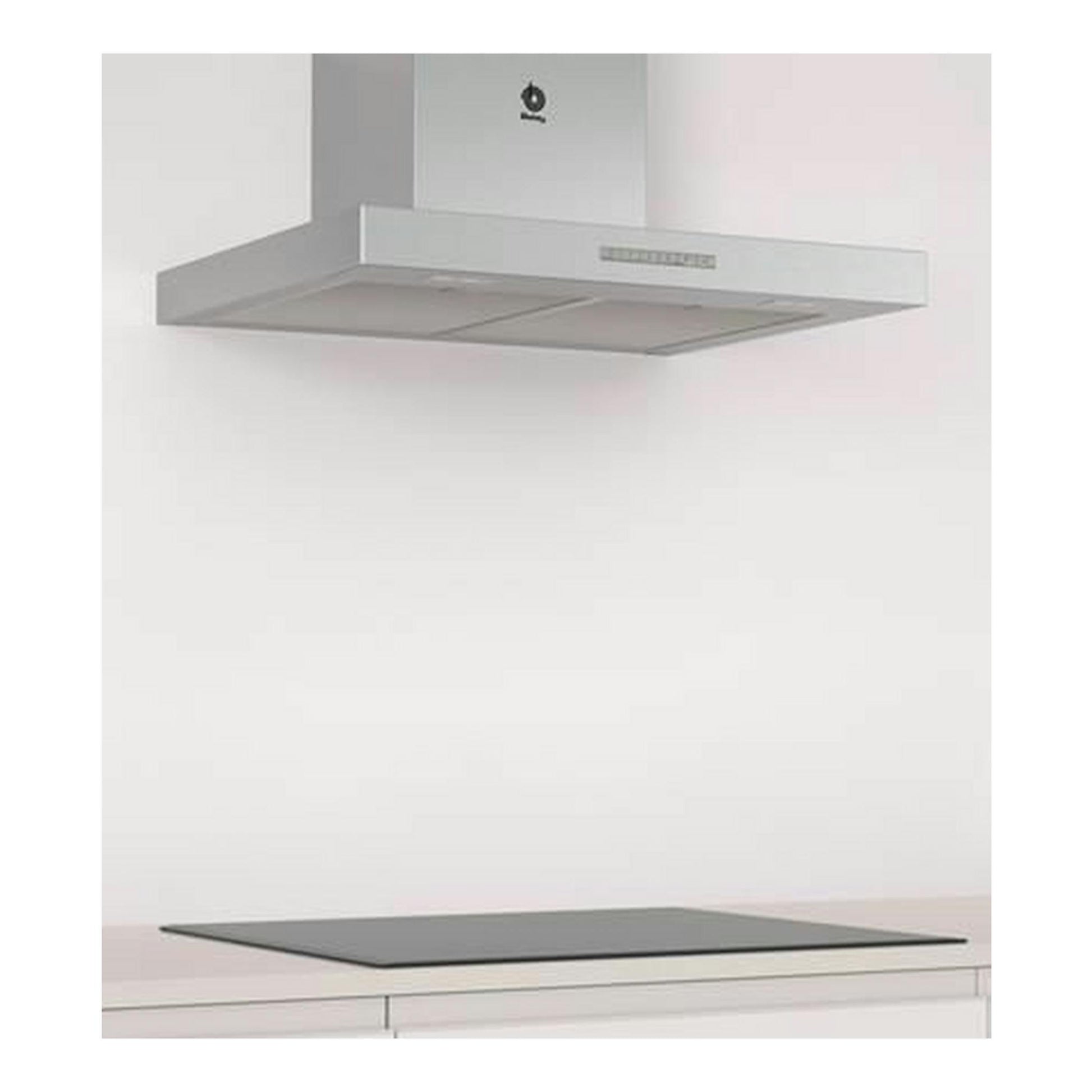 Campana decorativa Balay 3BC067EX inox, vista frontal, sobre una encimera con placa negra.