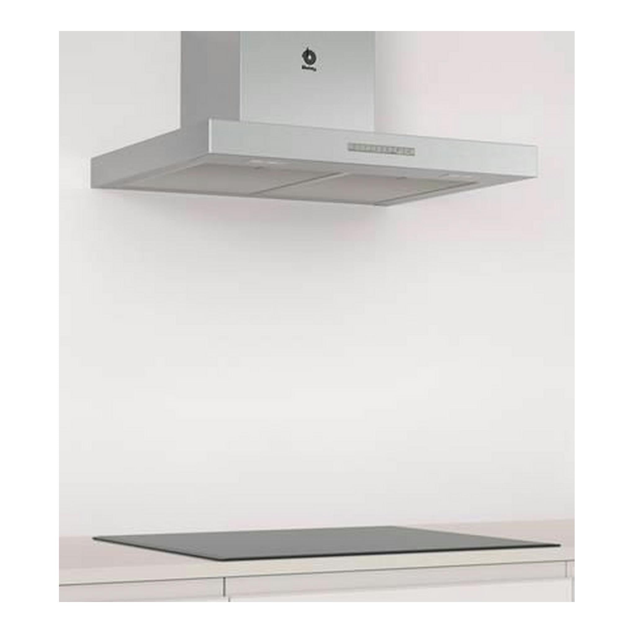 Campana decorativa Balay 3BC067EX inox, vista frontal, sobre una encimera con placa negra.