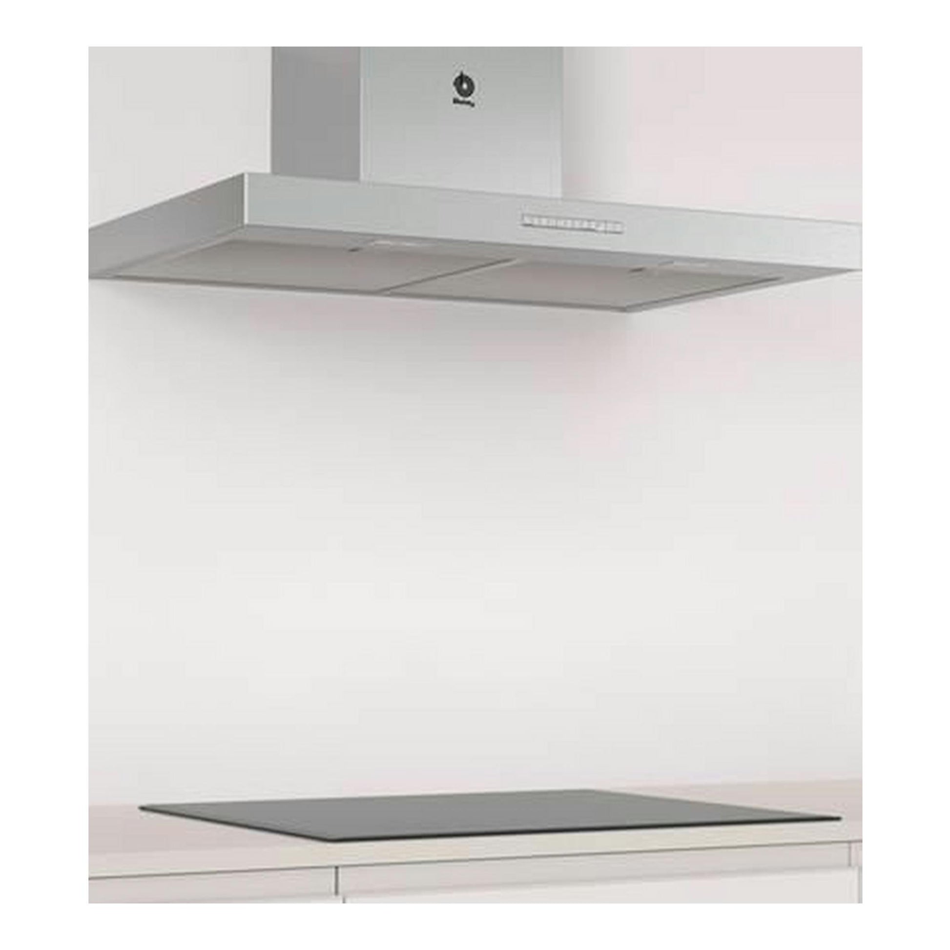 Campana decorativa Balay 3BC077EX inox, vista frontal en pared sobre placa de cocción.