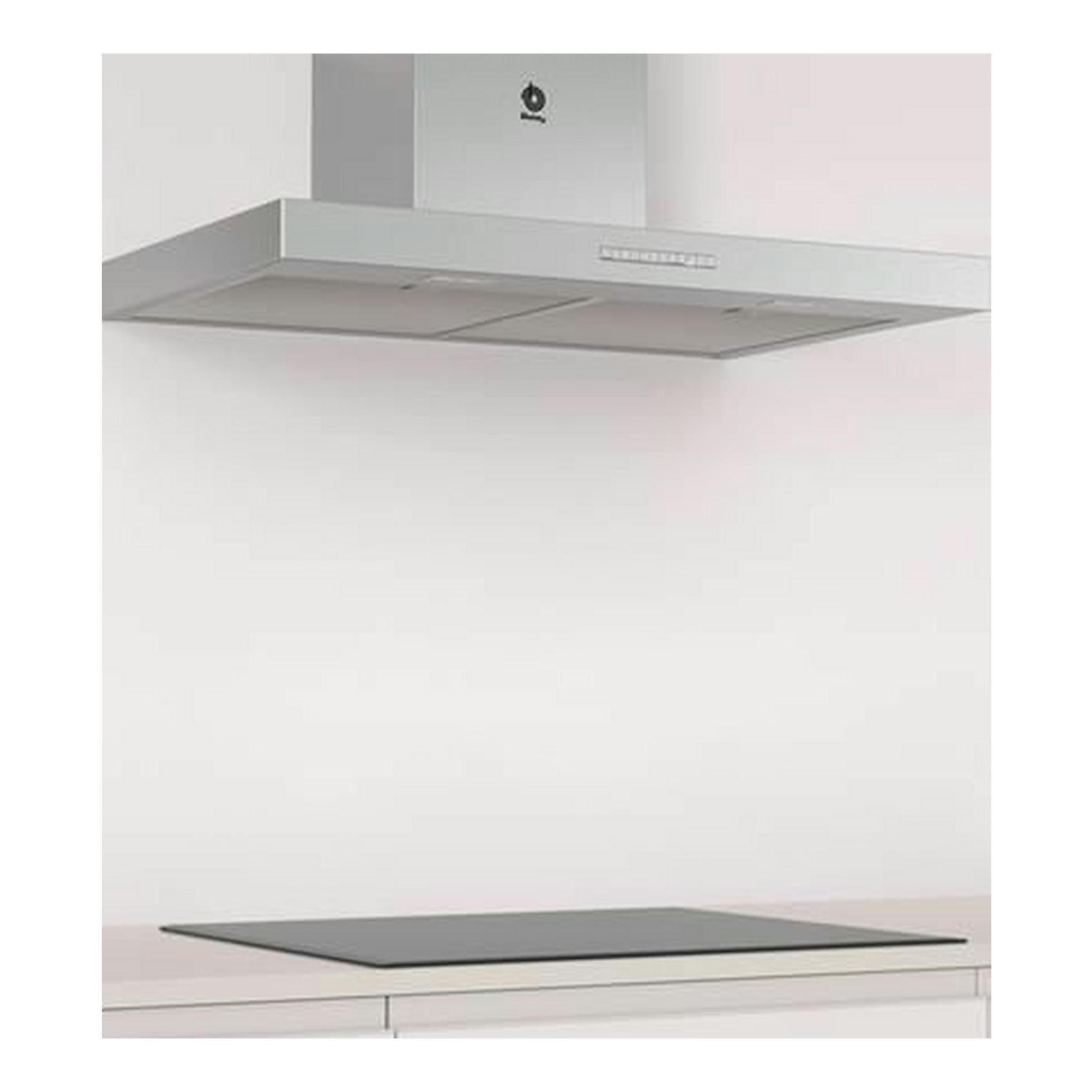 Campana decorativa Balay 3BC077EX inox, vista frontal en pared sobre placa de cocción.