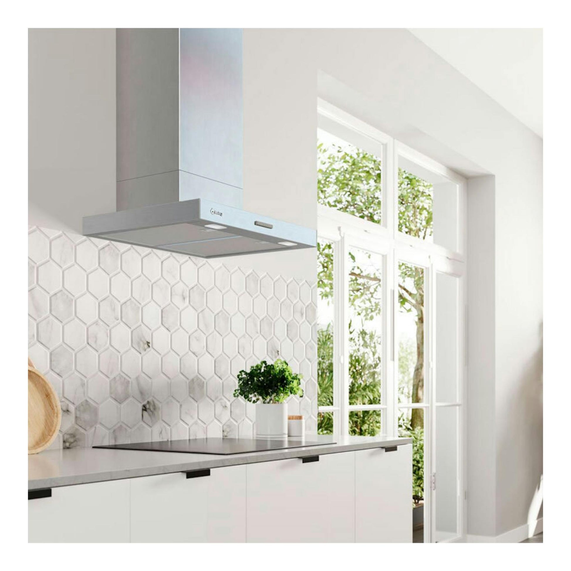 Campana decorativa Balay 3BC865MX inox de 60 cm, vista frontal en cocina moderna con azulejos blancos.