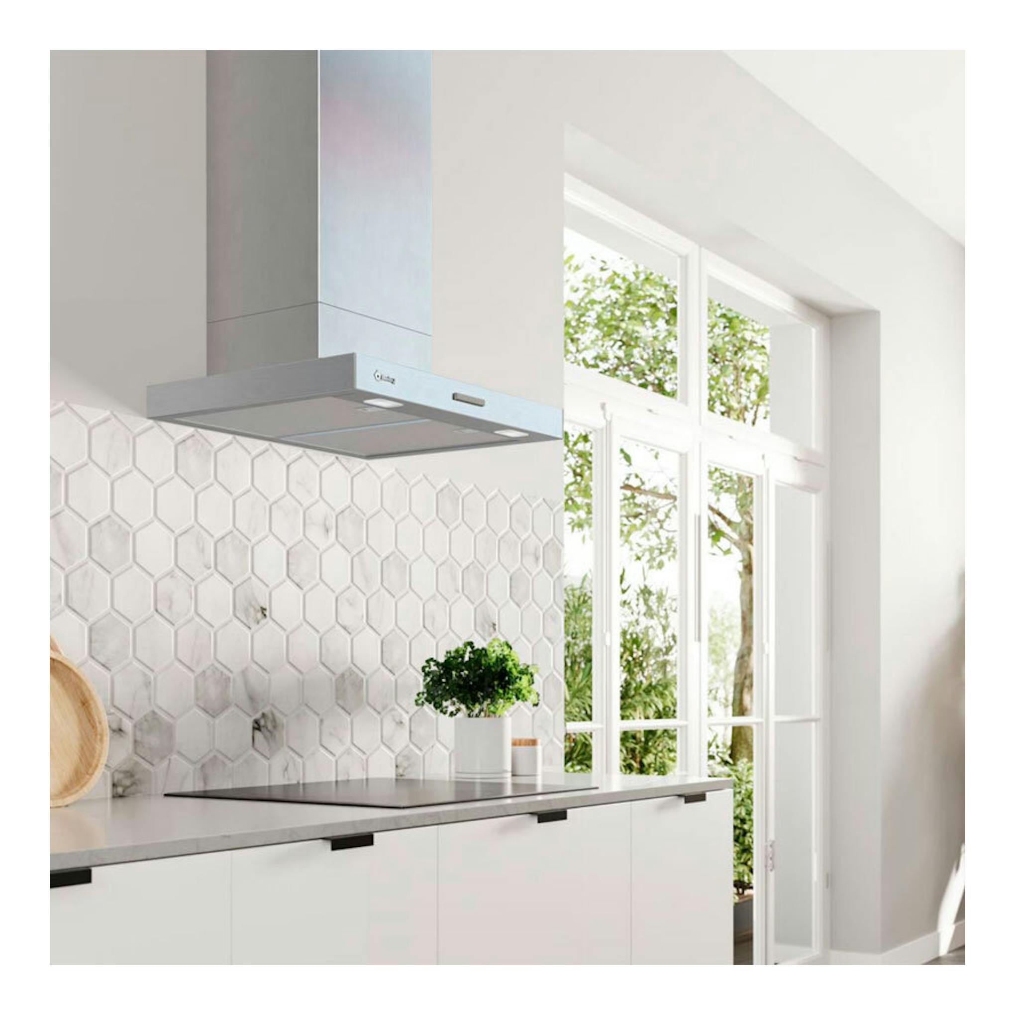 Campana decorativa Balay 3BC865MX inox de 60 cm, vista frontal en cocina moderna con azulejos blancos.