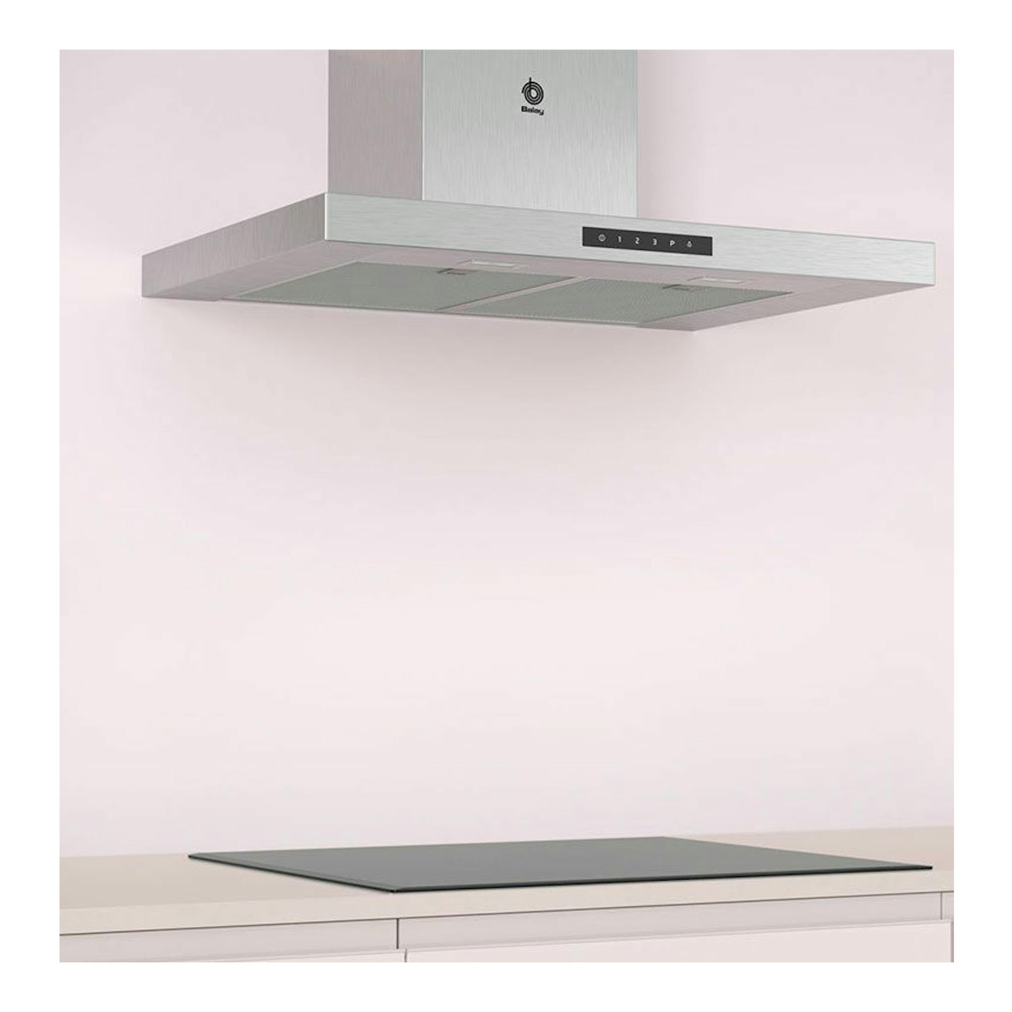 Campana decorativa Balay 3BC977GX inox, vista frontal ligeramente inferior, sobre una placa de cocina.