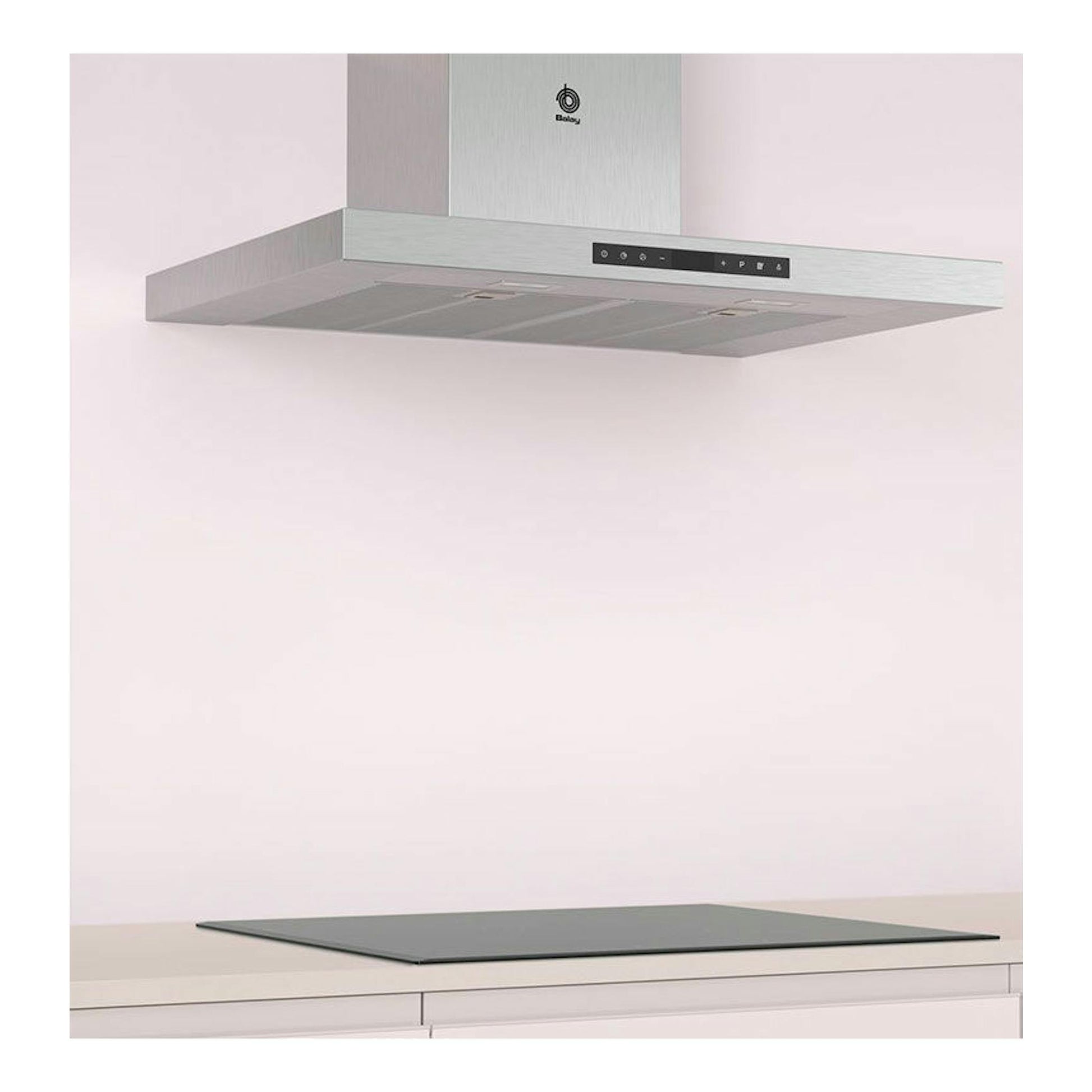 Campana decorativa Balay 3BC978HX inox, vista frontal en ángulo sobre una encimera.