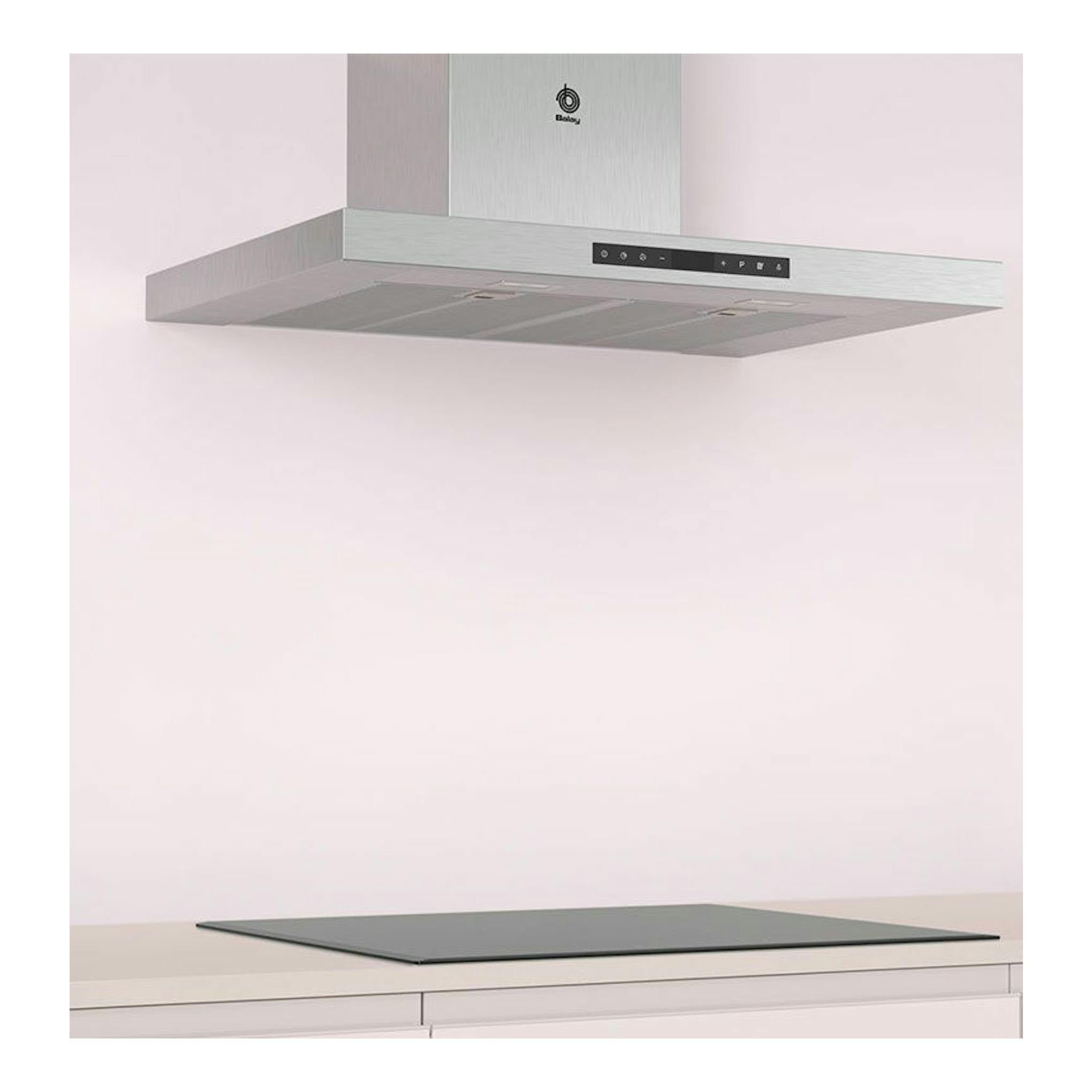 Campana decorativa Balay 3BC978HX inox, vista frontal en ángulo sobre una encimera.