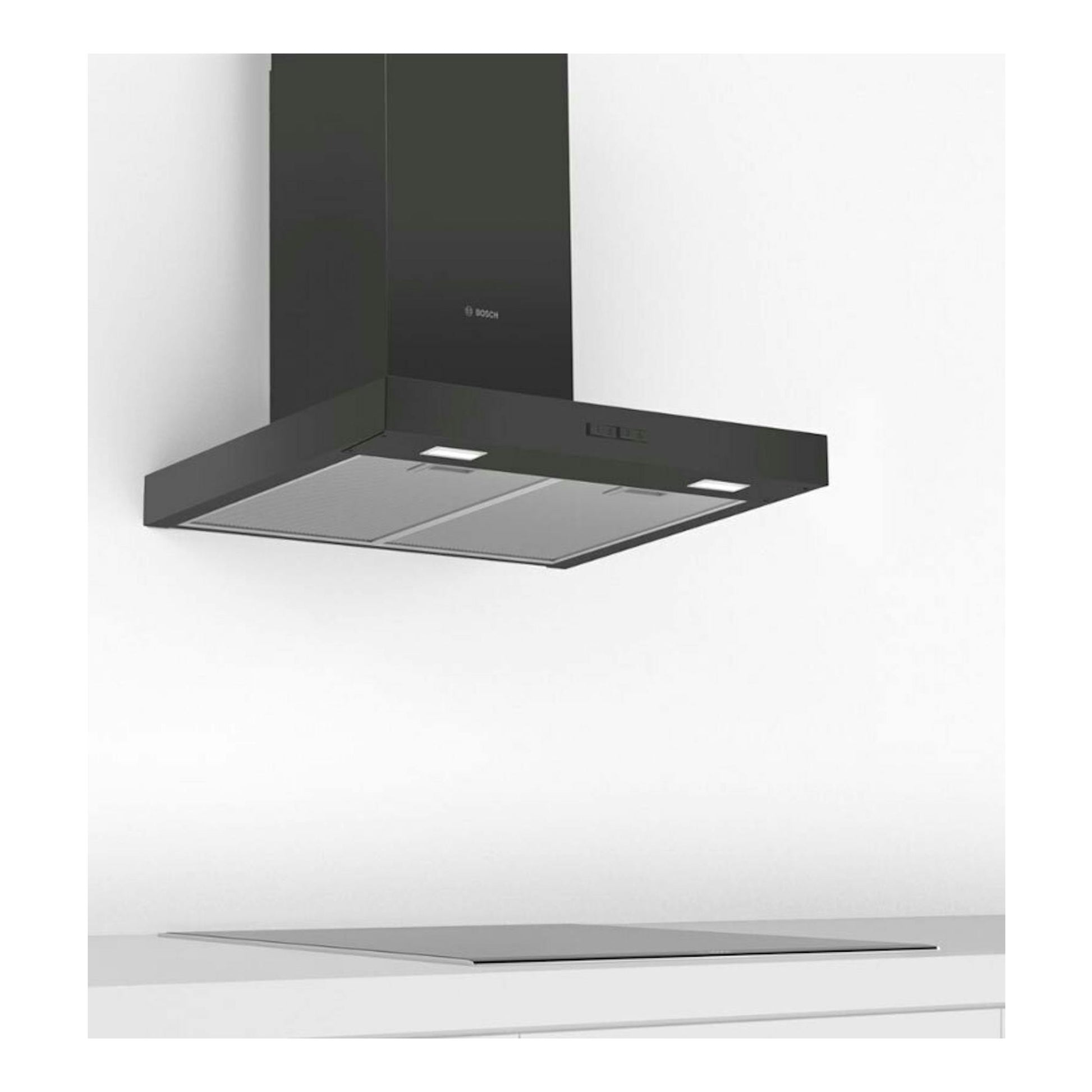 Campana decorativa Bosch DWB66BC60 negra, vista frontal, instalada sobre una placa de cocina.