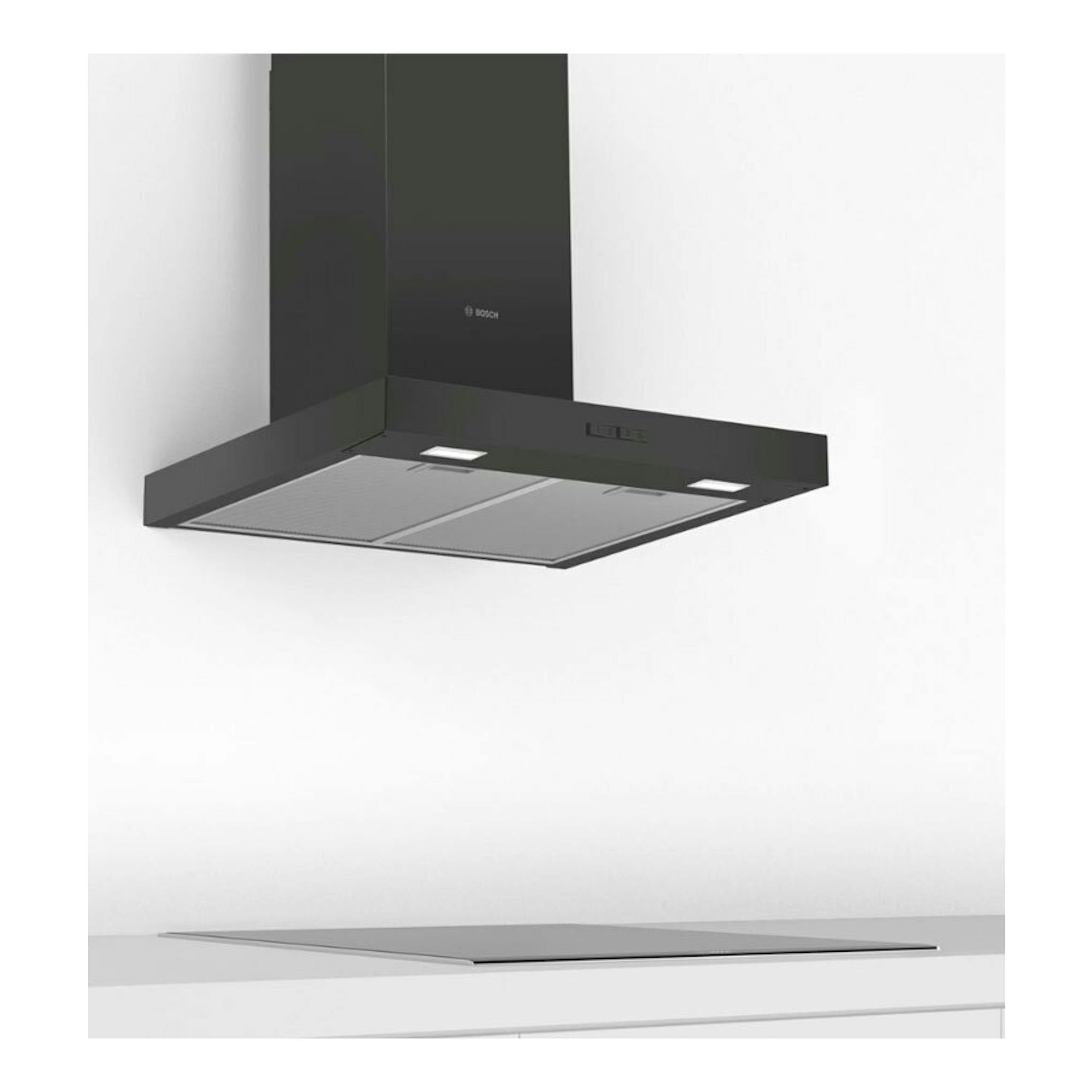 Campana decorativa Bosch DWB66BC60 negra, vista frontal, instalada sobre una placa de cocina.