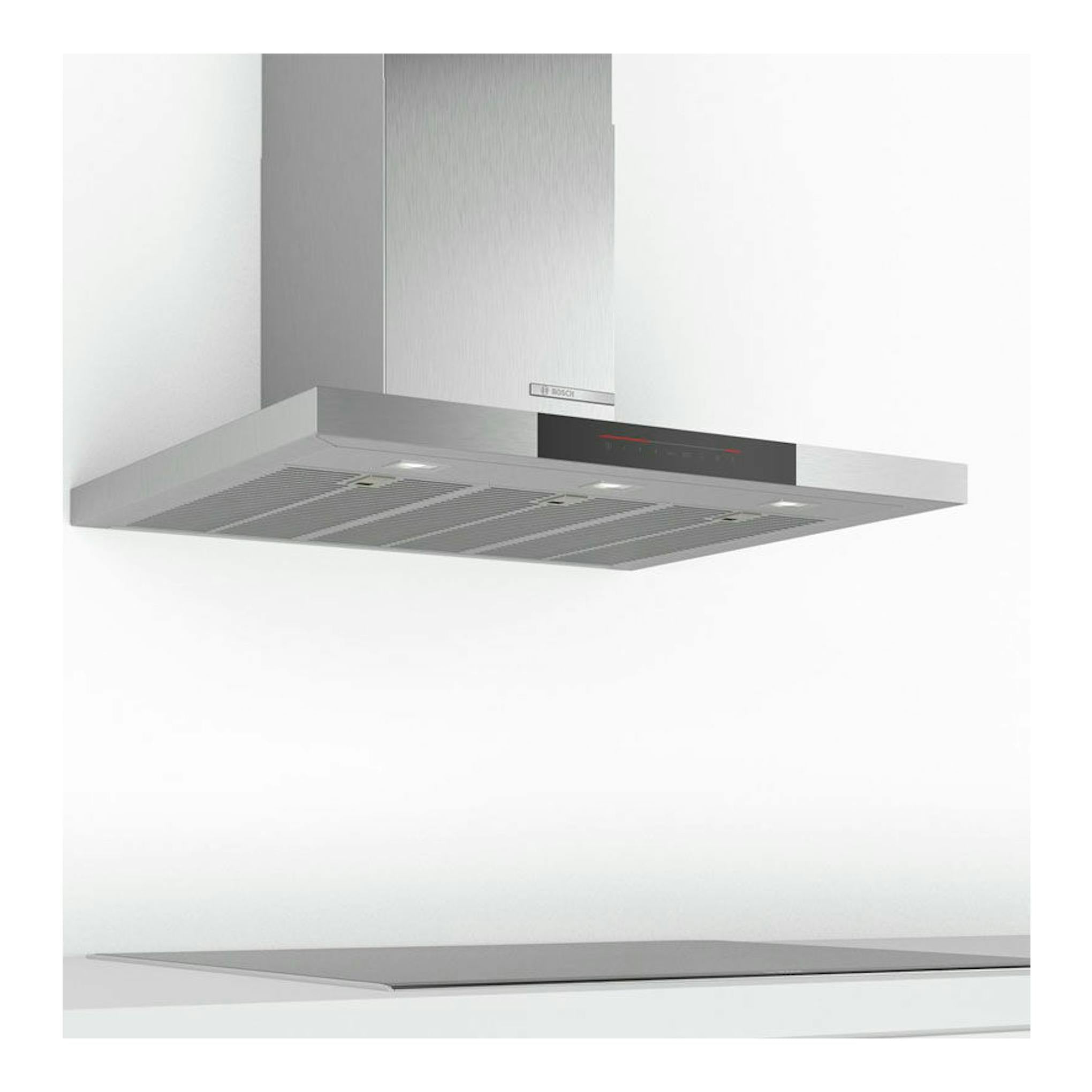 Campana decorativa Bosch DWB97JP50 de acero inoxidable, vista frontal inferior, sobre una cocina.