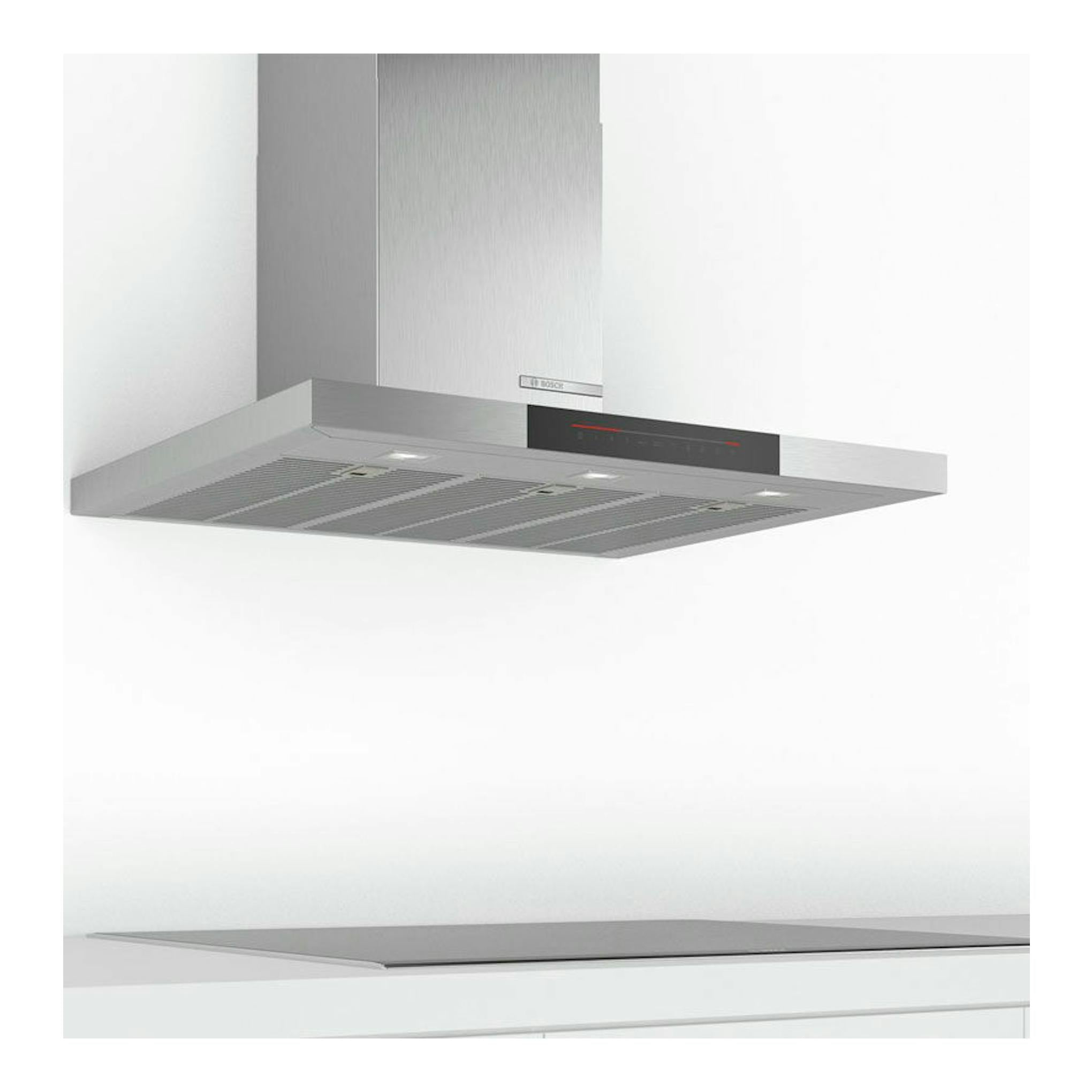 Campana decorativa Bosch DWB98JQ50 de inox, vista inferior en ángulo, sobre una placa.